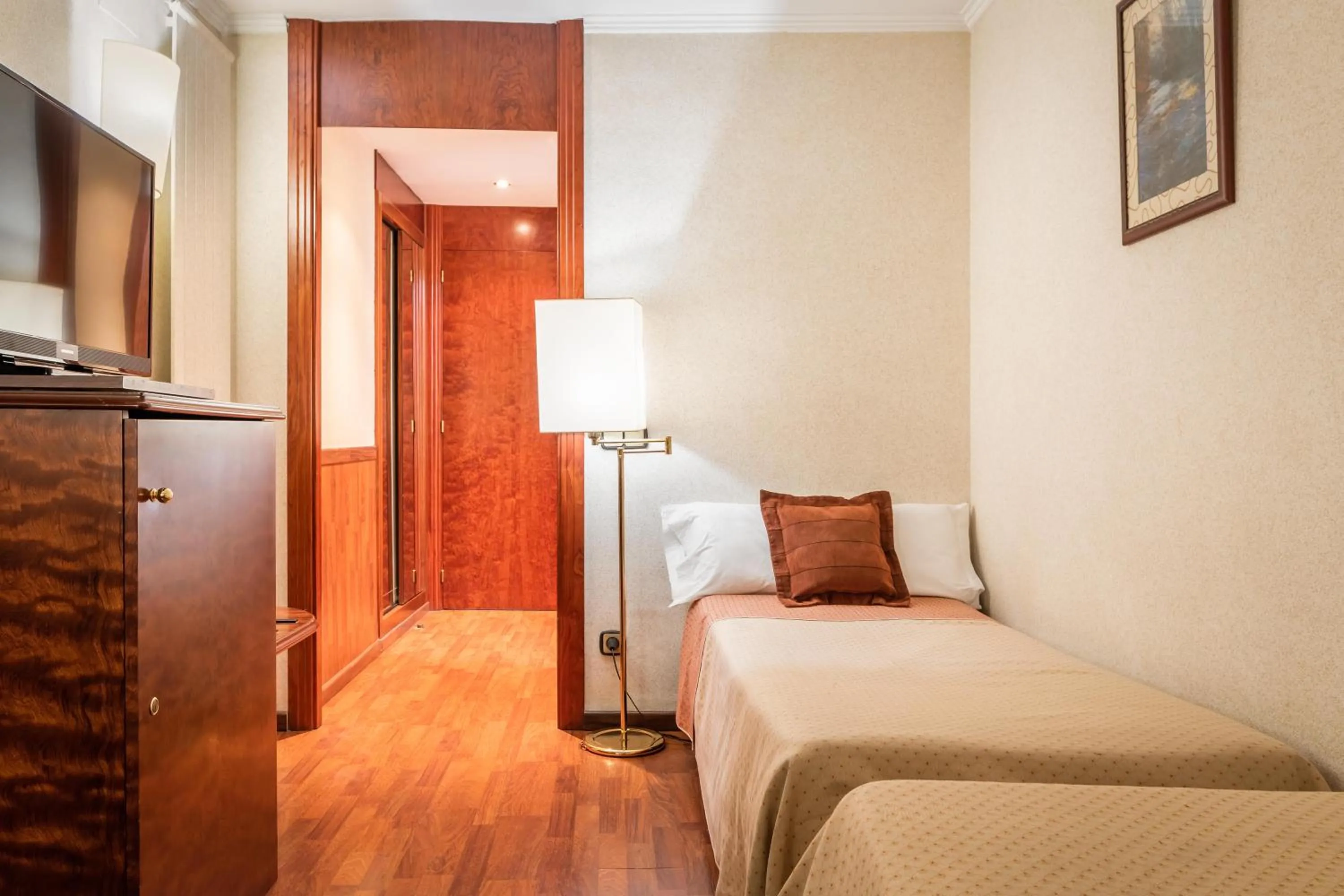 Photo of the whole room, Bed in ALEGRIA President