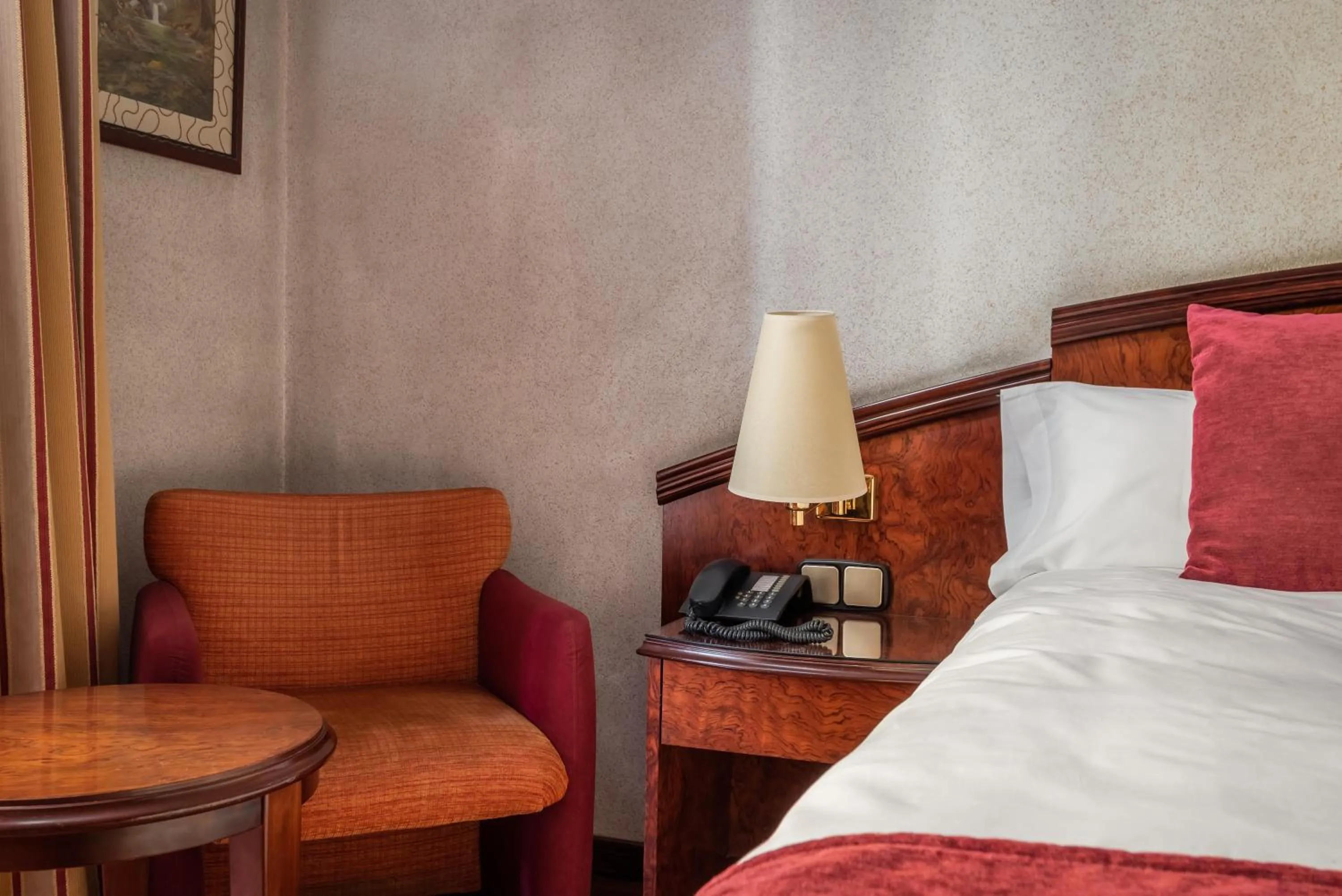 Photo of the whole room, Bed in ALEGRIA President