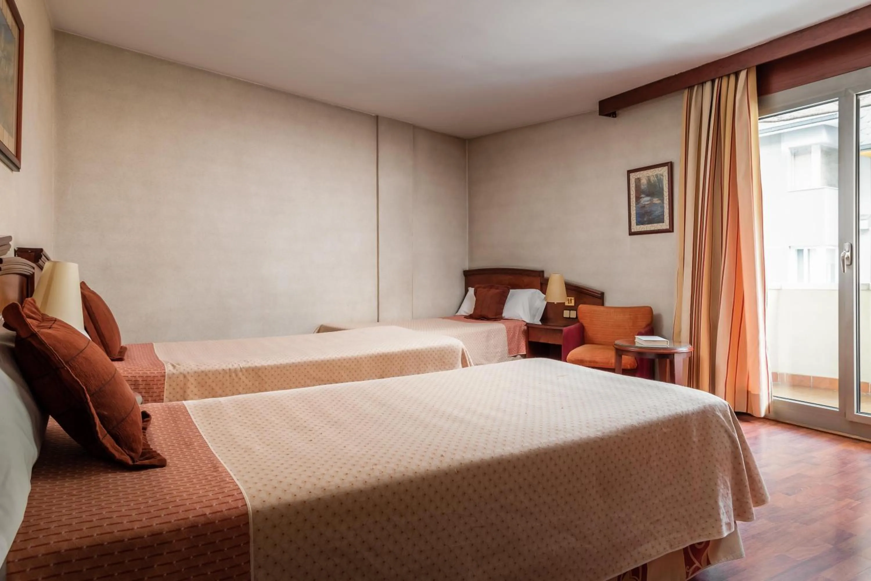 Photo of the whole room, Bed in ALEGRIA President