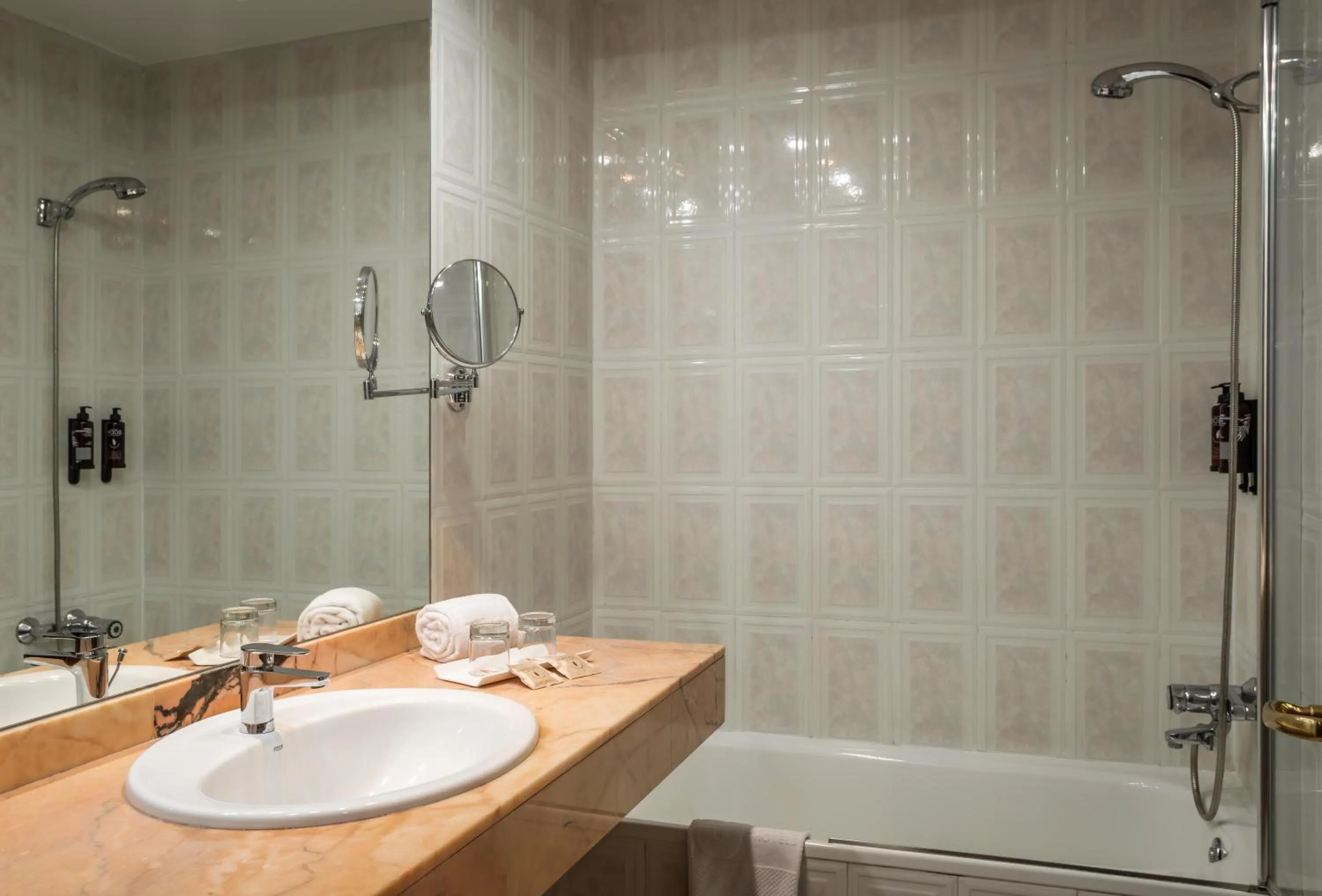 Bathroom in ALEGRIA President