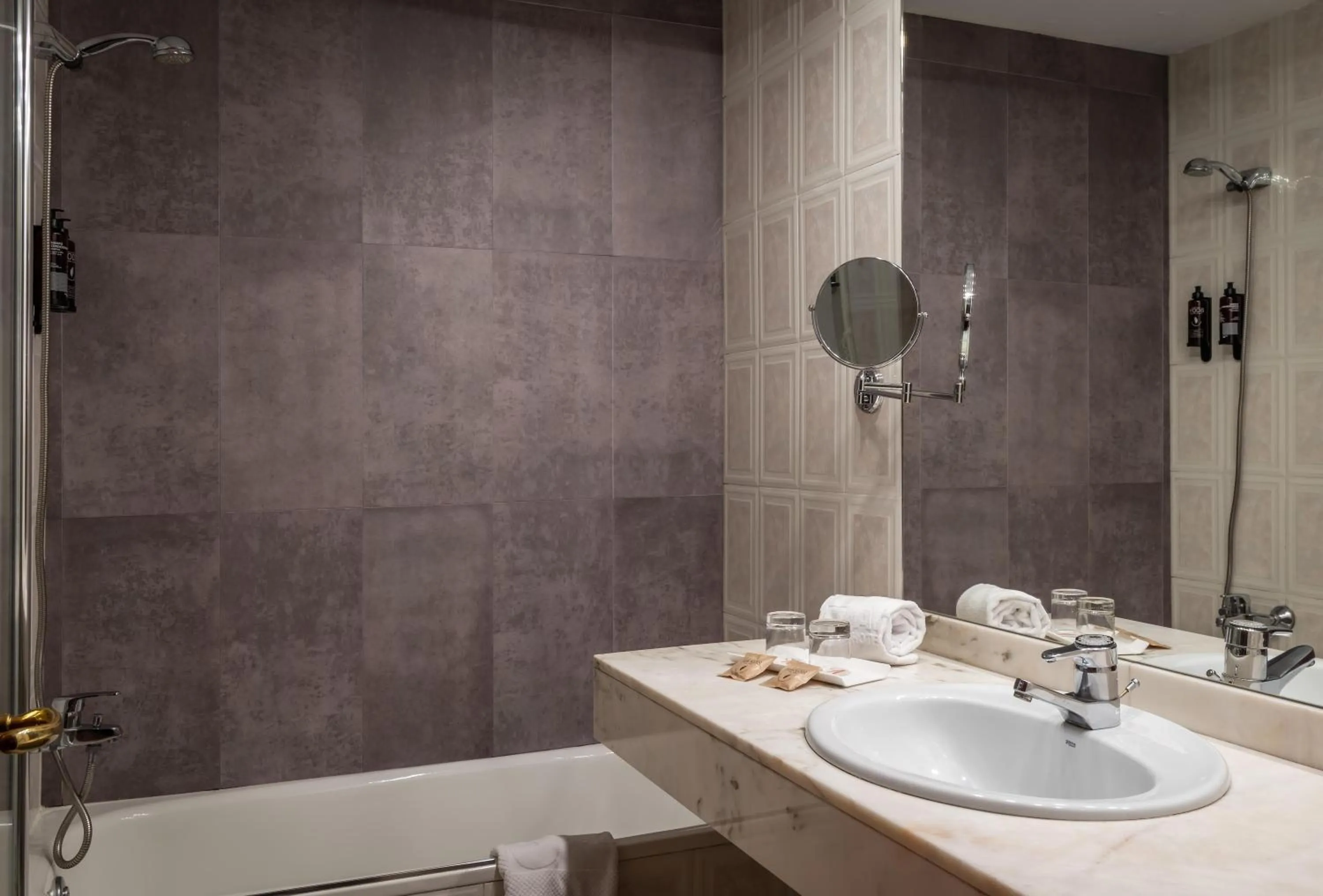 Bathroom in ALEGRIA President