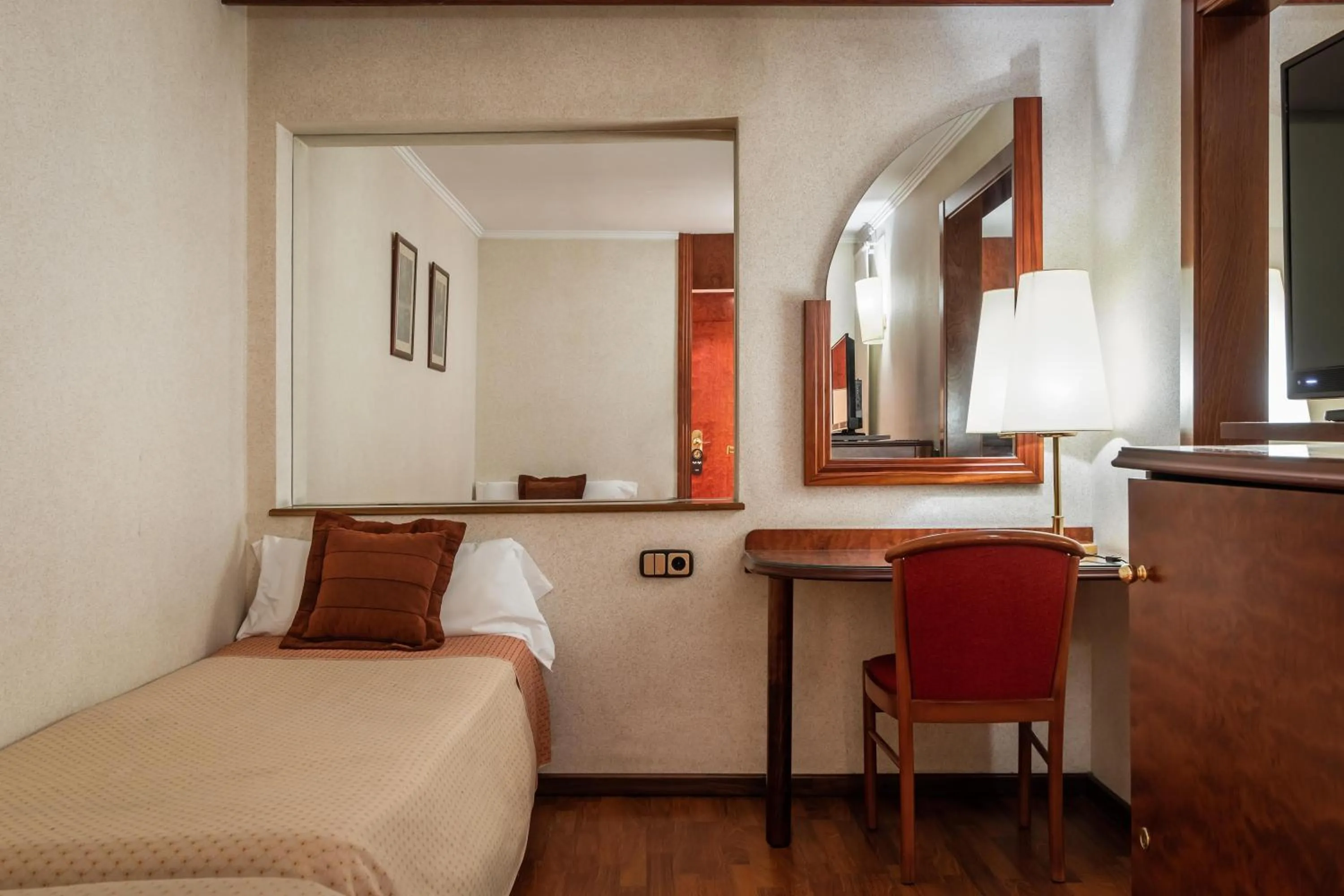 Photo of the whole room, Bed in ALEGRIA President