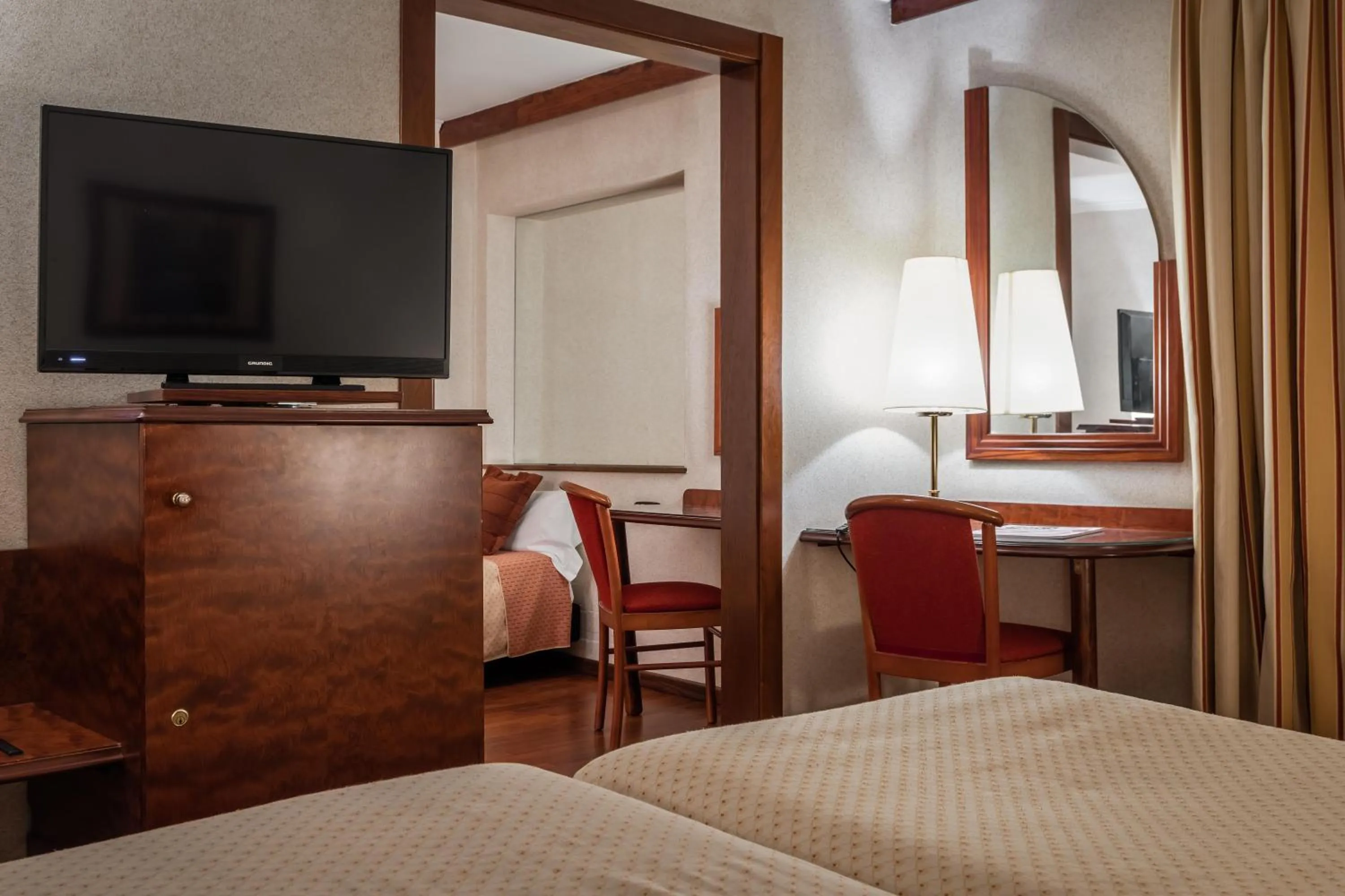 Photo of the whole room, Bed in ALEGRIA President