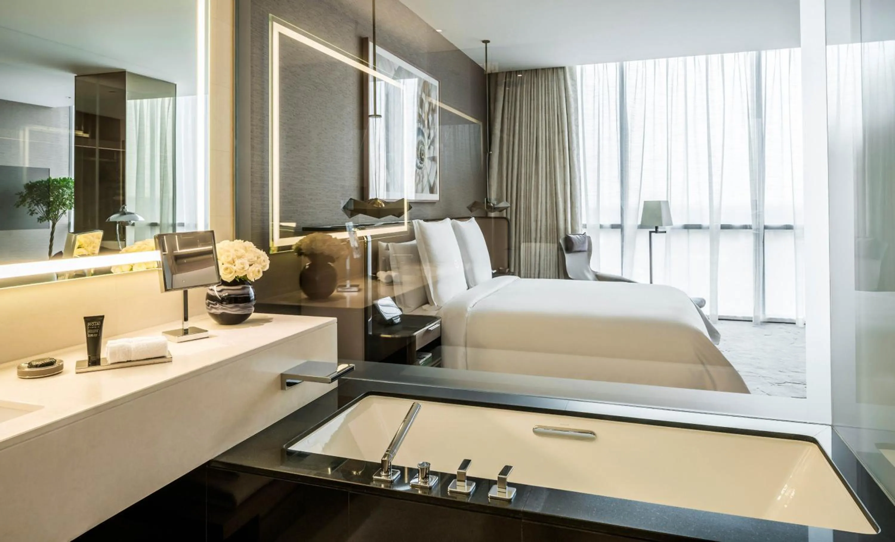 Bathroom, Bed in Four Seasons Hotel Dubai International Financial Centre