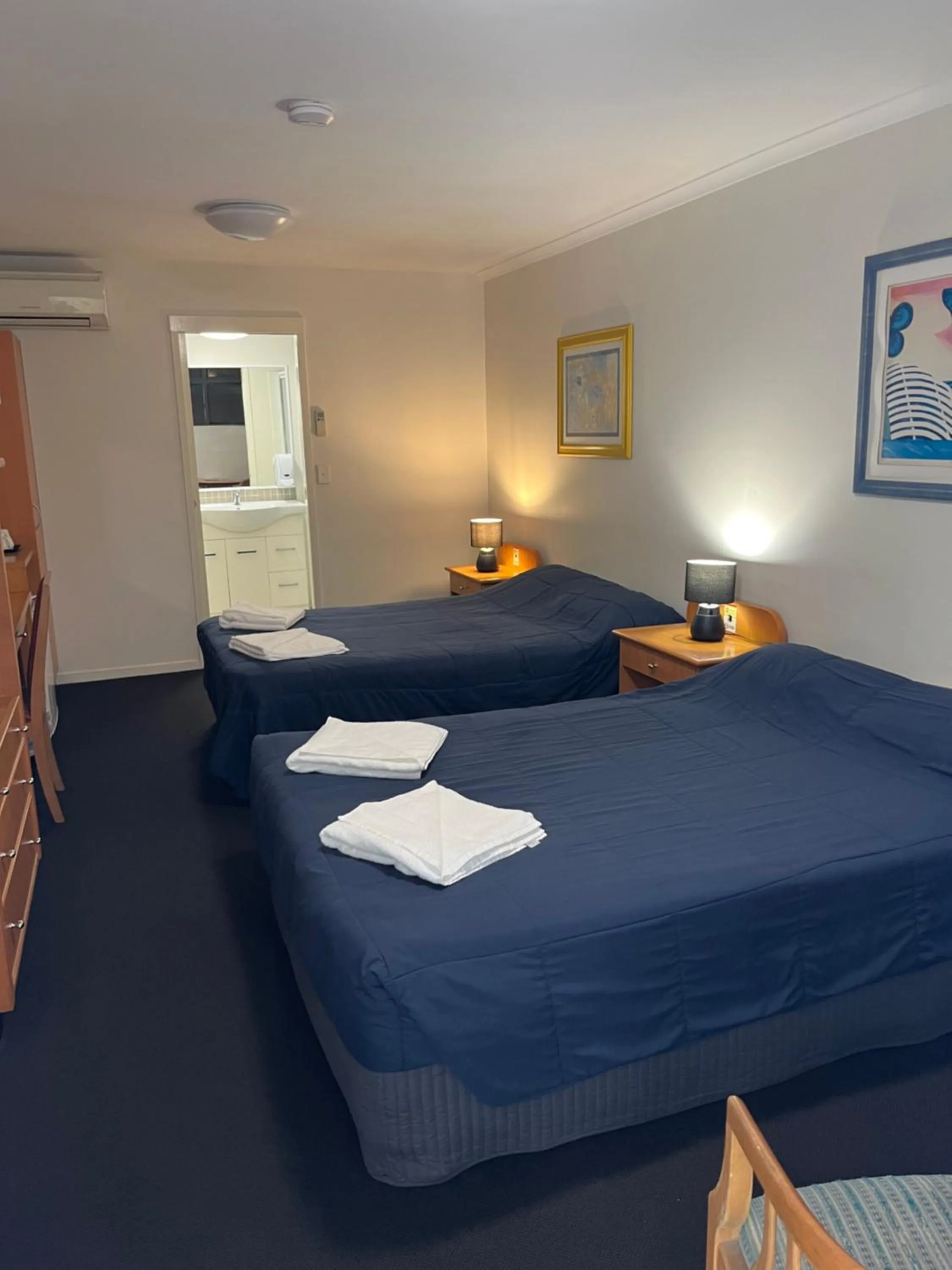 Bedroom, Bed in Queensport Tavern And Motel