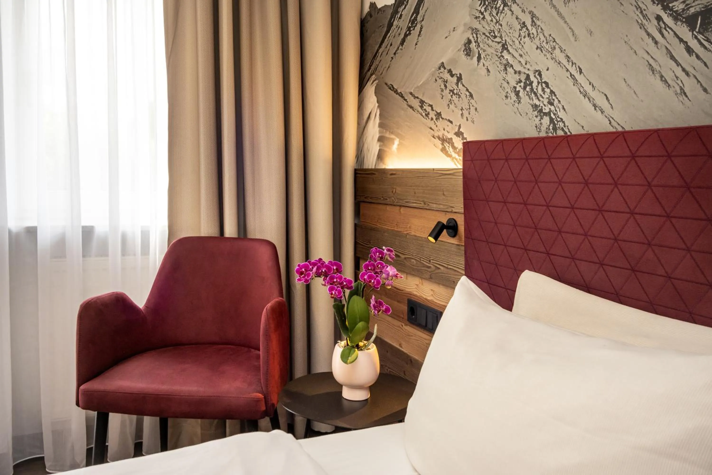 Seating area, Bed in Arcus Hotel München Messe