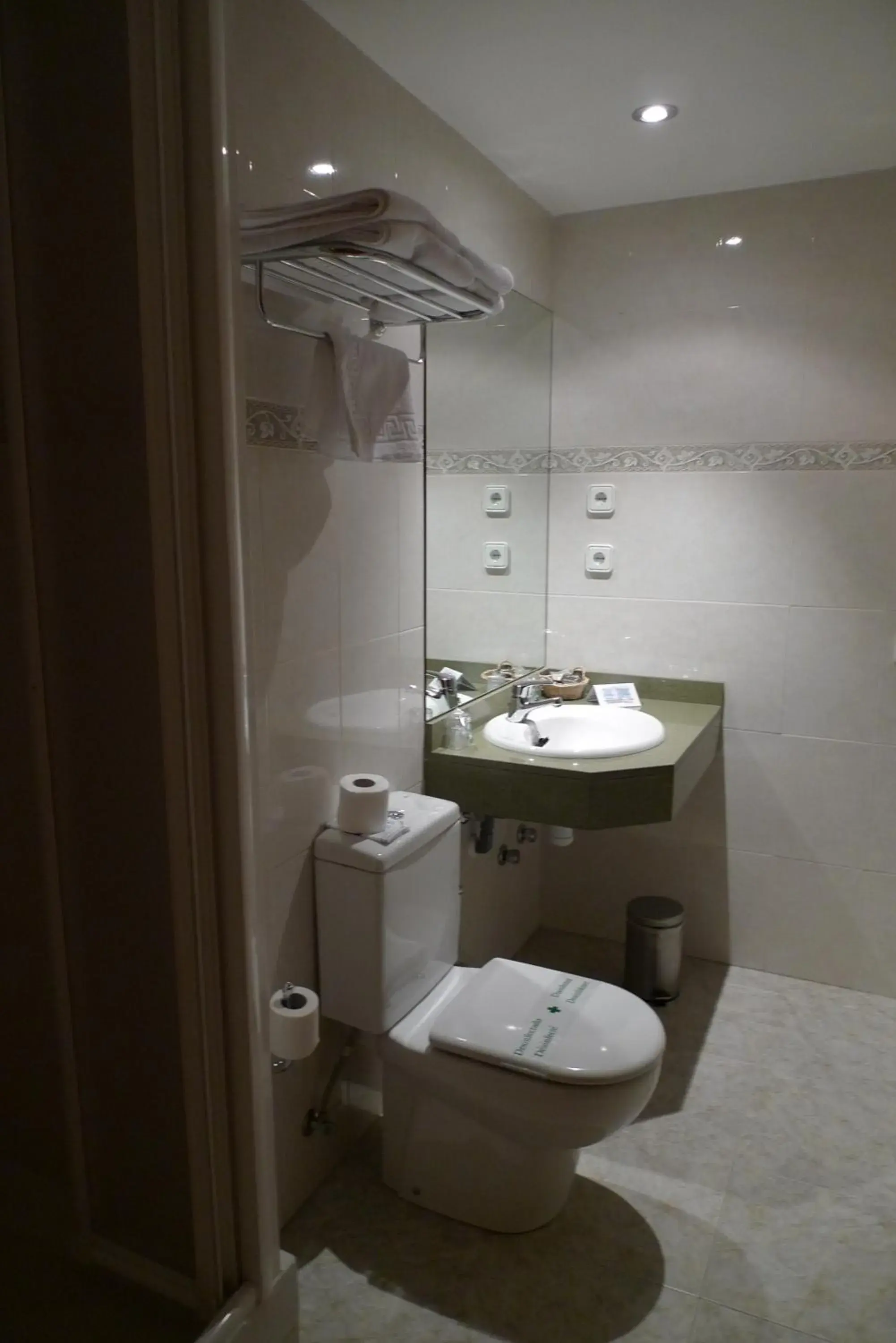 Single Room in Hôtel Bruxelles Single Room in Hôtel Bruxelles
