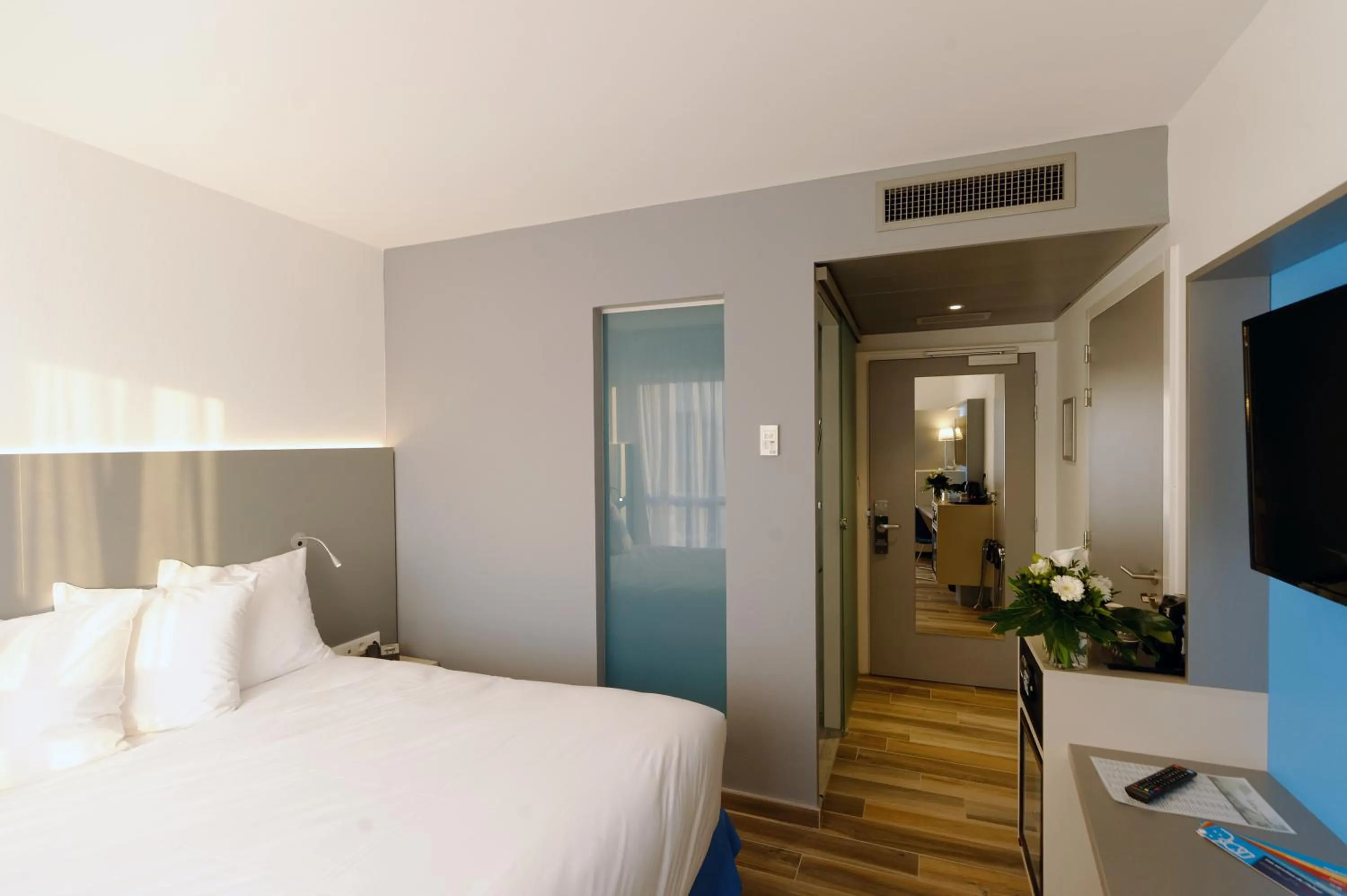 Bathroom, Bed in Colmar Hotel