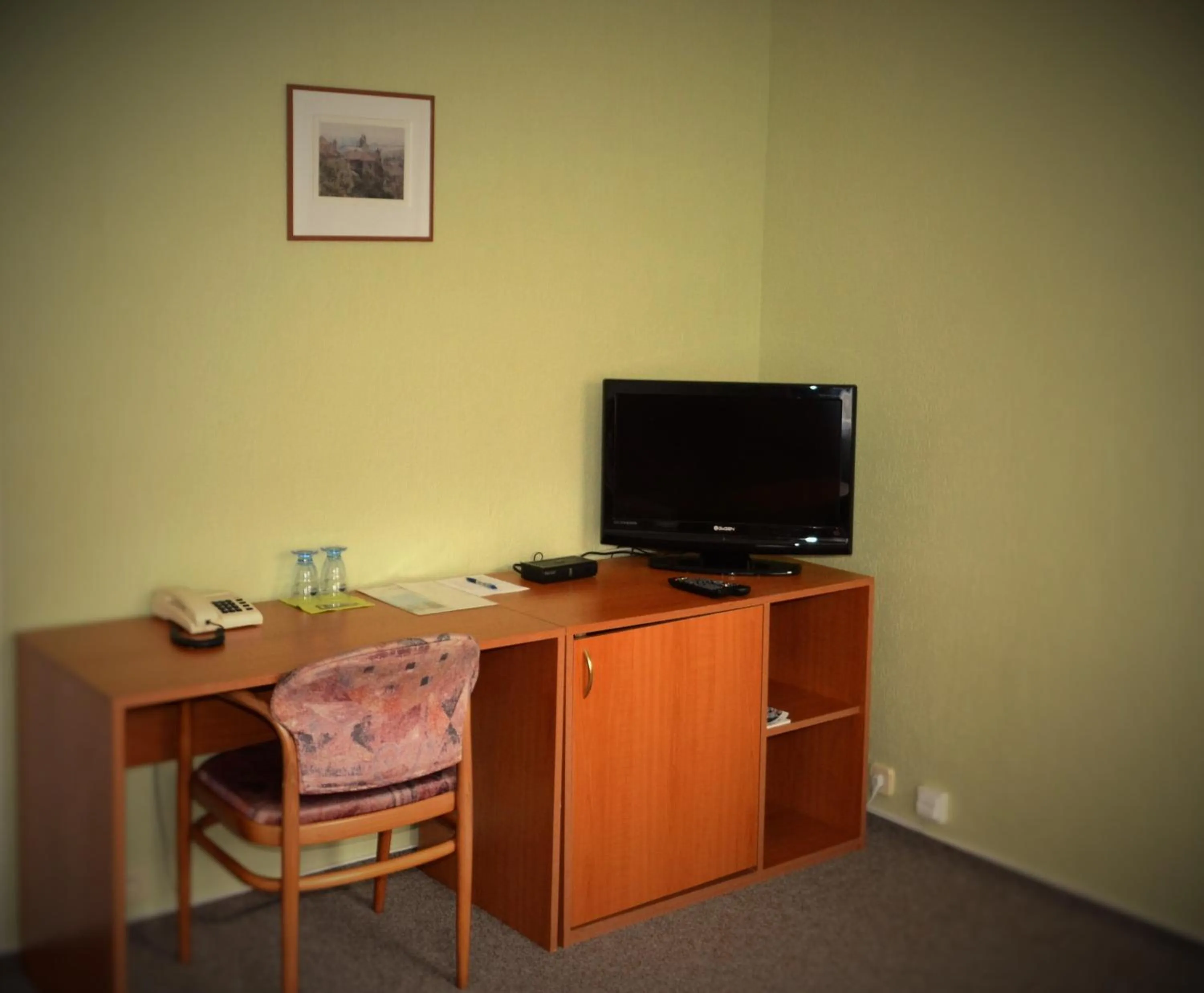 TV and multimedia, TV/Entertainment Center in Hotel Amos