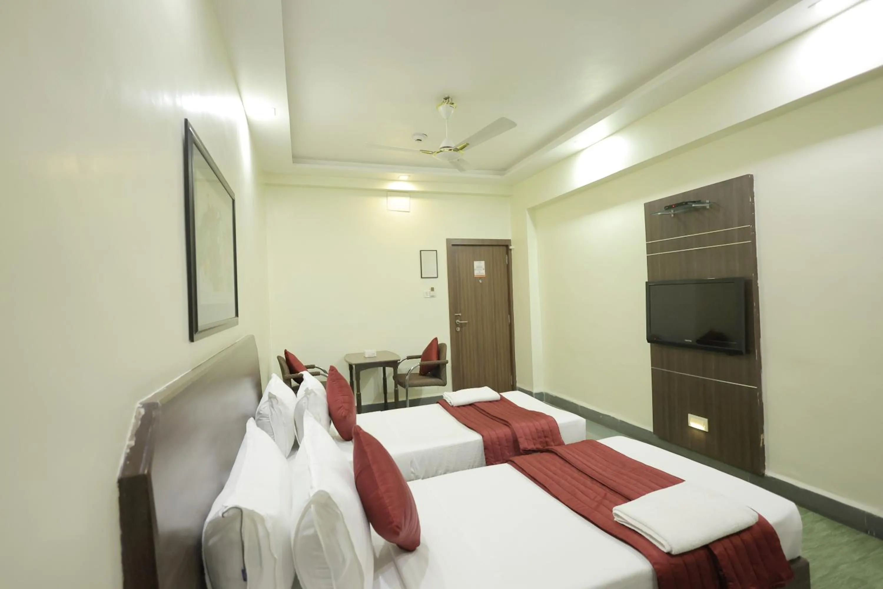 Communal lounge/ TV room, Bed in Hotel Hospice