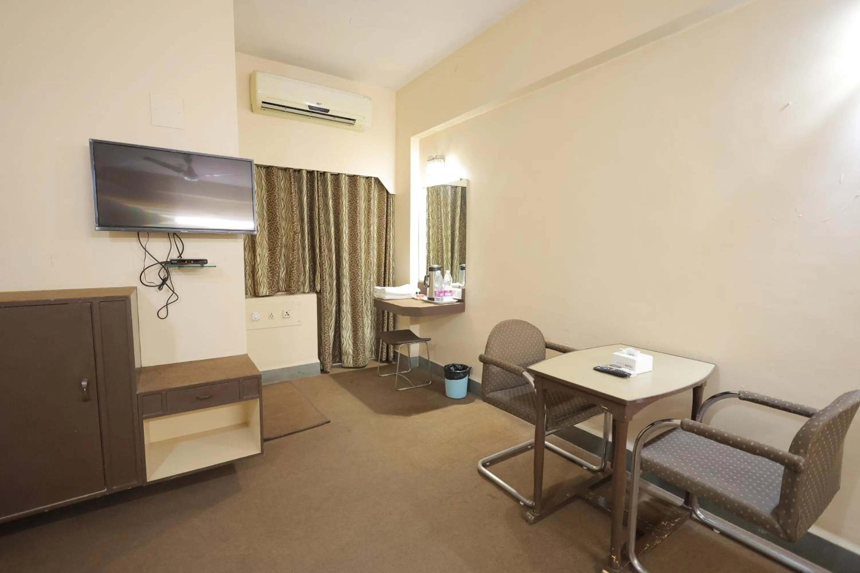 Communal lounge/ TV room in Hotel Hospice