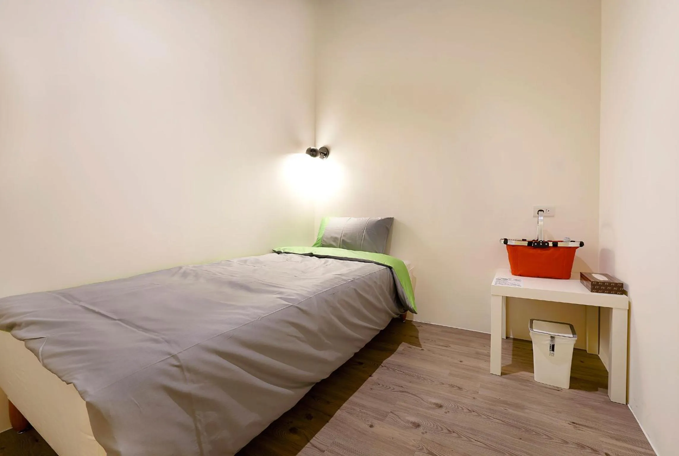 Photo of the whole room, Bed in Ease Single Inn