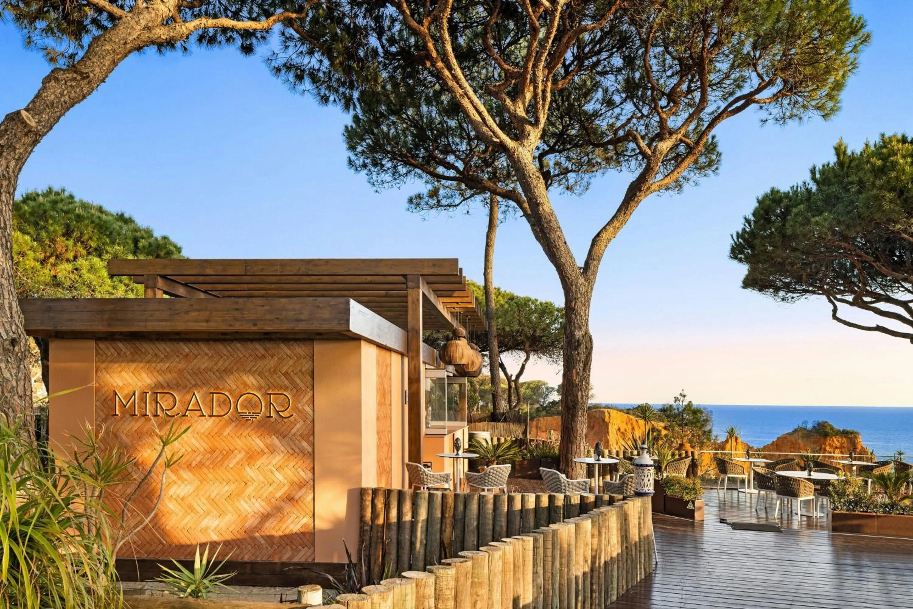 Lounge or bar in Pine Cliffs Ocean Suites, a Luxury Collection Resort & Spa, Algarve