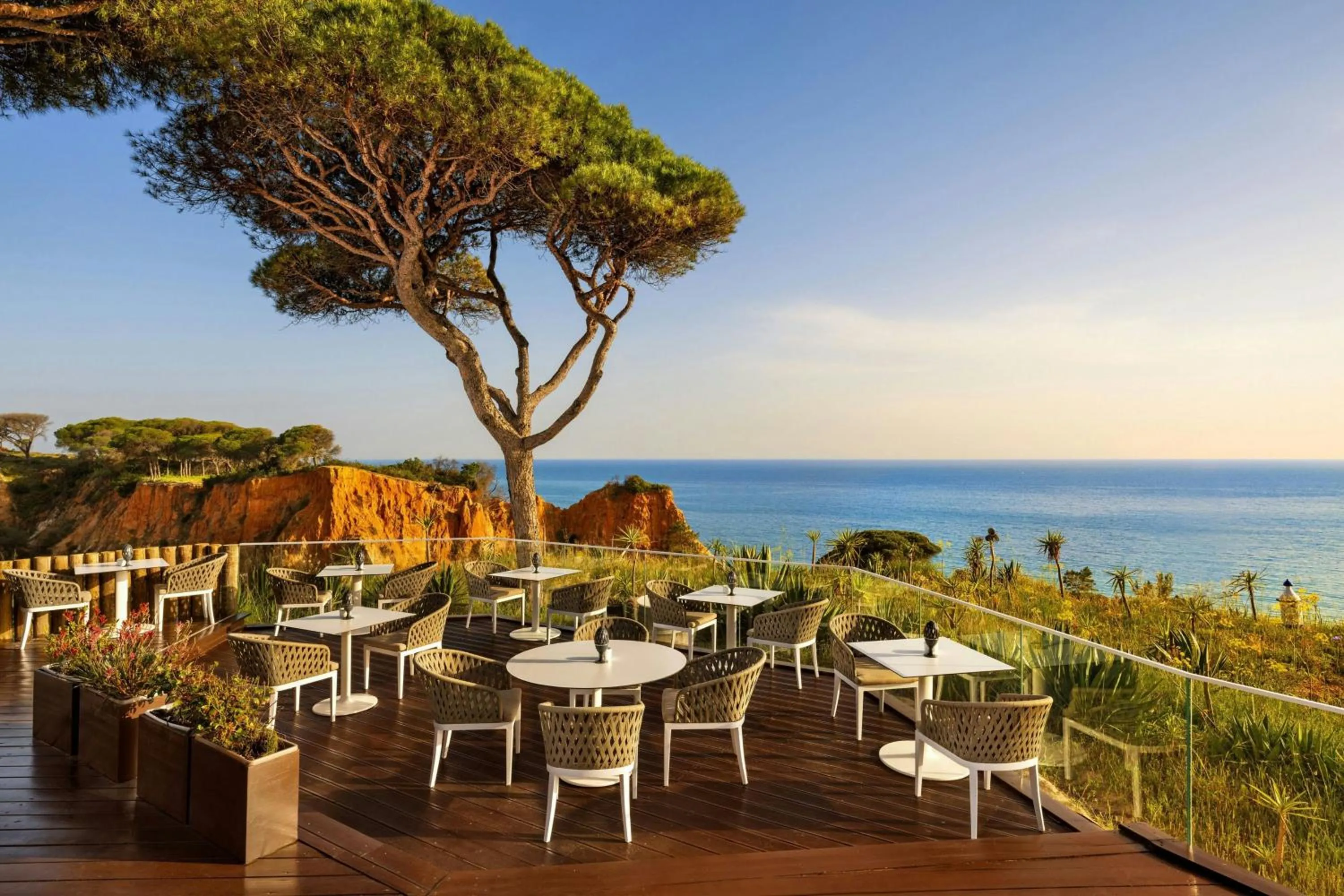 Lounge or bar in Pine Cliffs Ocean Suites, a Luxury Collection Resort & Spa, Algarve