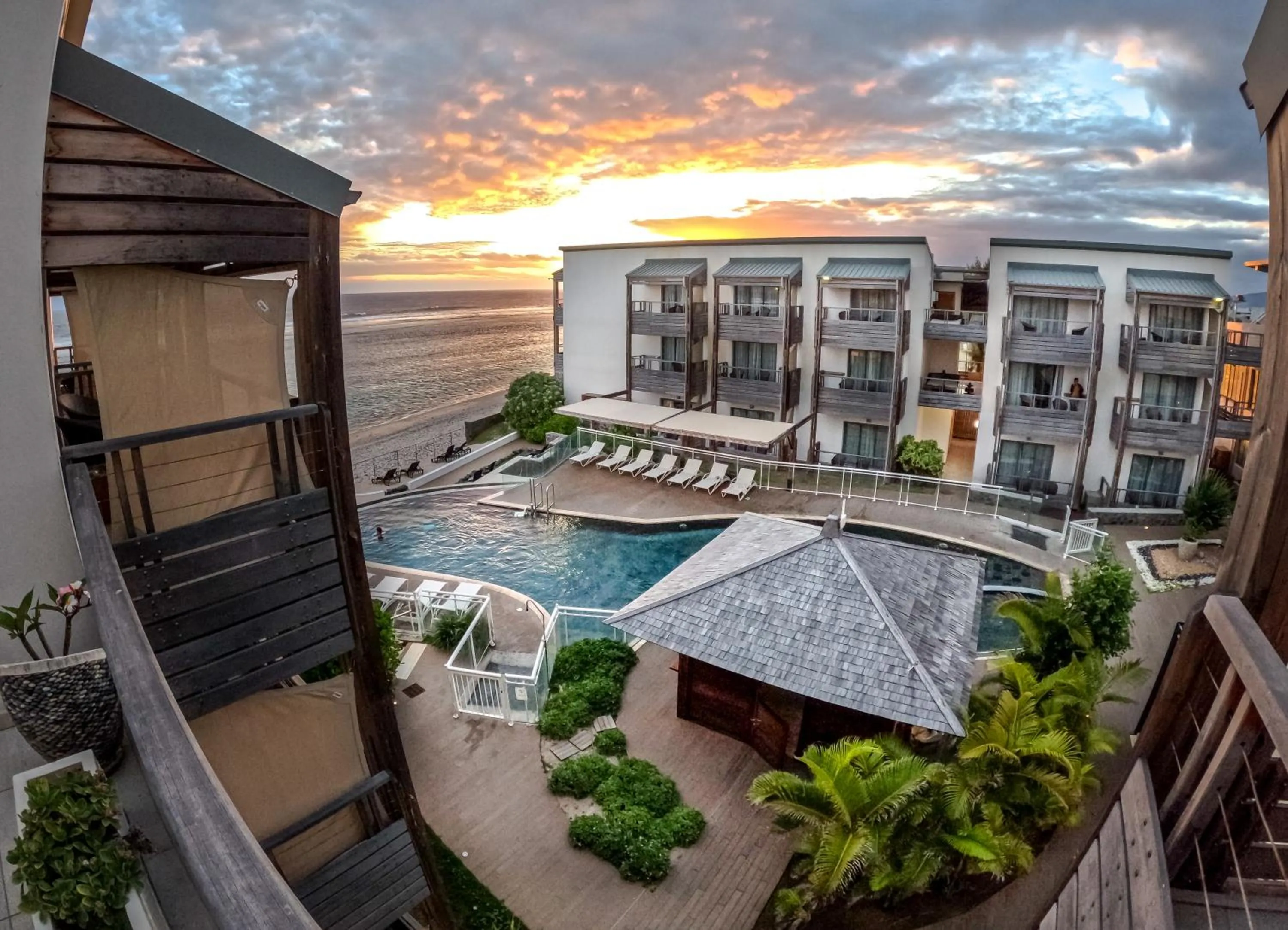 Pool view in Le Battant Des Lames