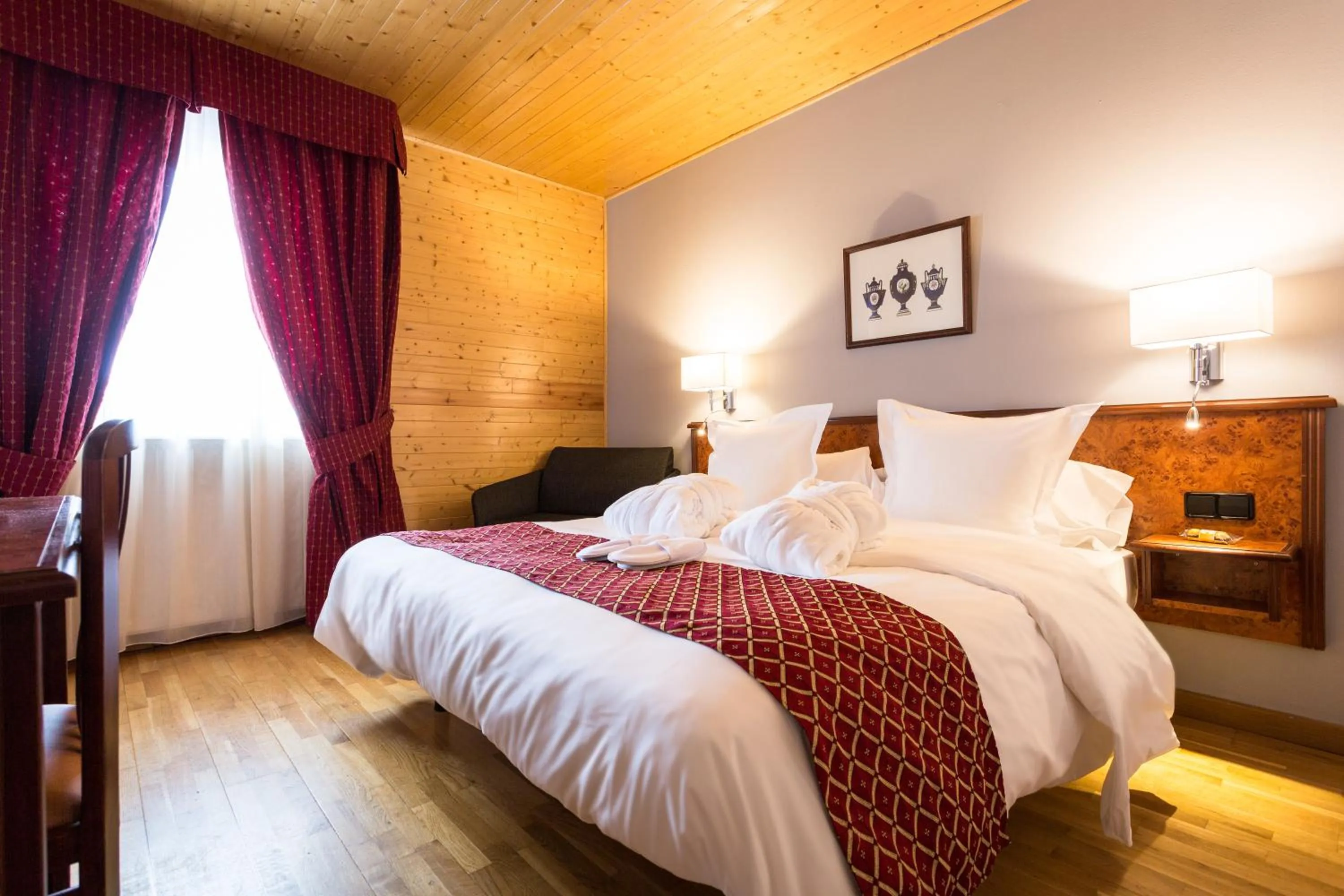 Photo of the whole room, Bed in Hotel & SPA Llop Gris