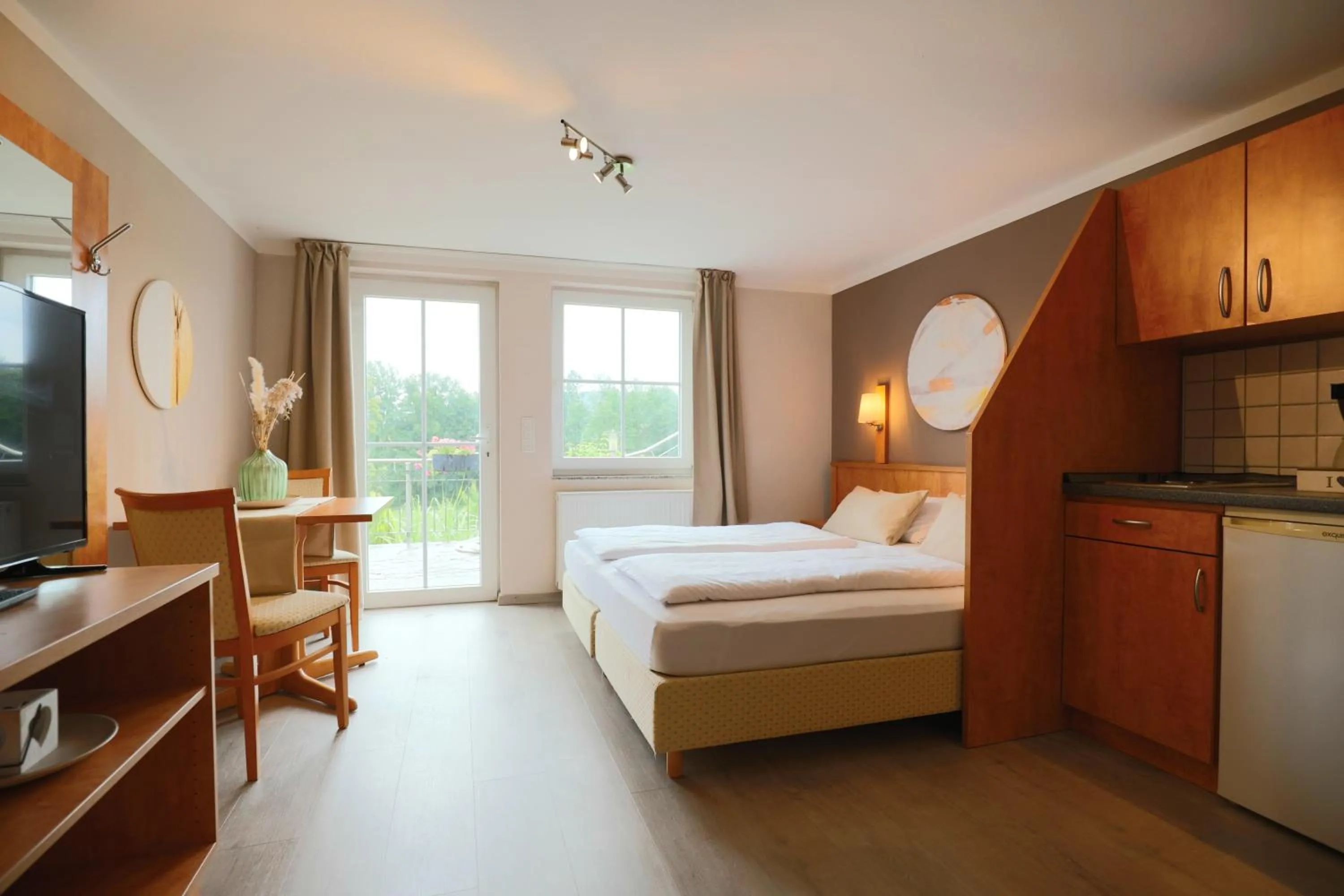 Photo of the whole room, Bed in Hofgut Langenborn Wohnen auf Zeit möblierte Apartments Aschaffenburg Alzenau Frankfurt