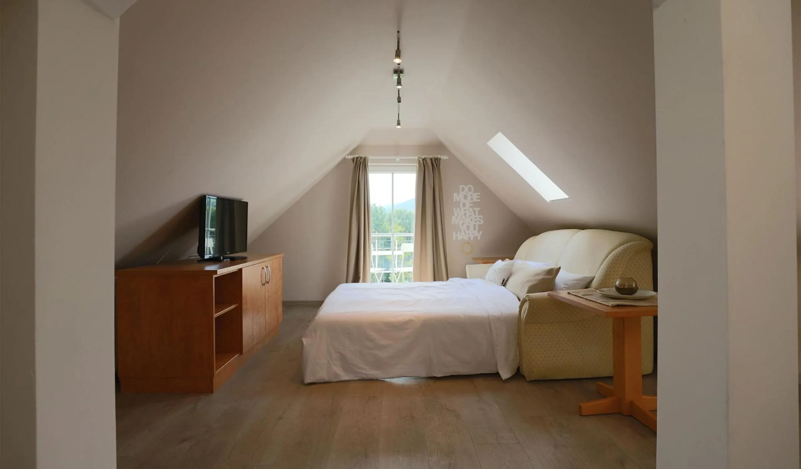 Photo of the whole room, Bed in Hofgut Langenborn Wohnen auf Zeit möblierte Apartments Aschaffenburg Alzenau Frankfurt