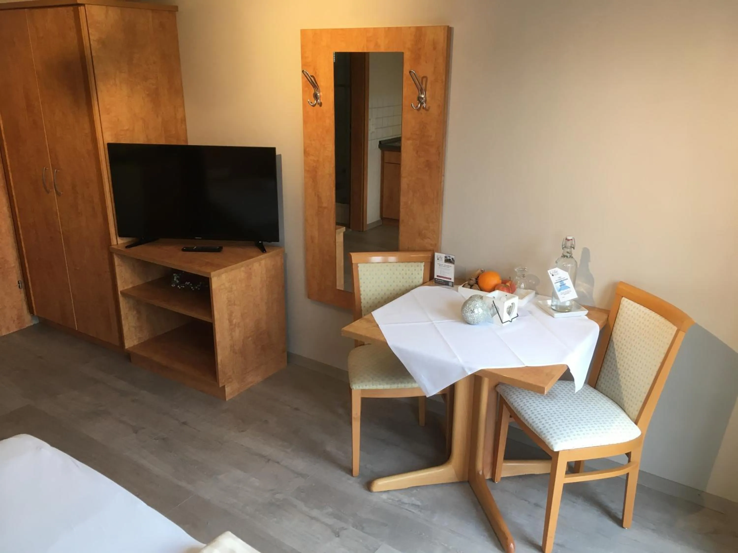 Dining area, Bed in Hofgut Langenborn Wohnen auf Zeit möblierte Apartments Aschaffenburg Alzenau Frankfurt