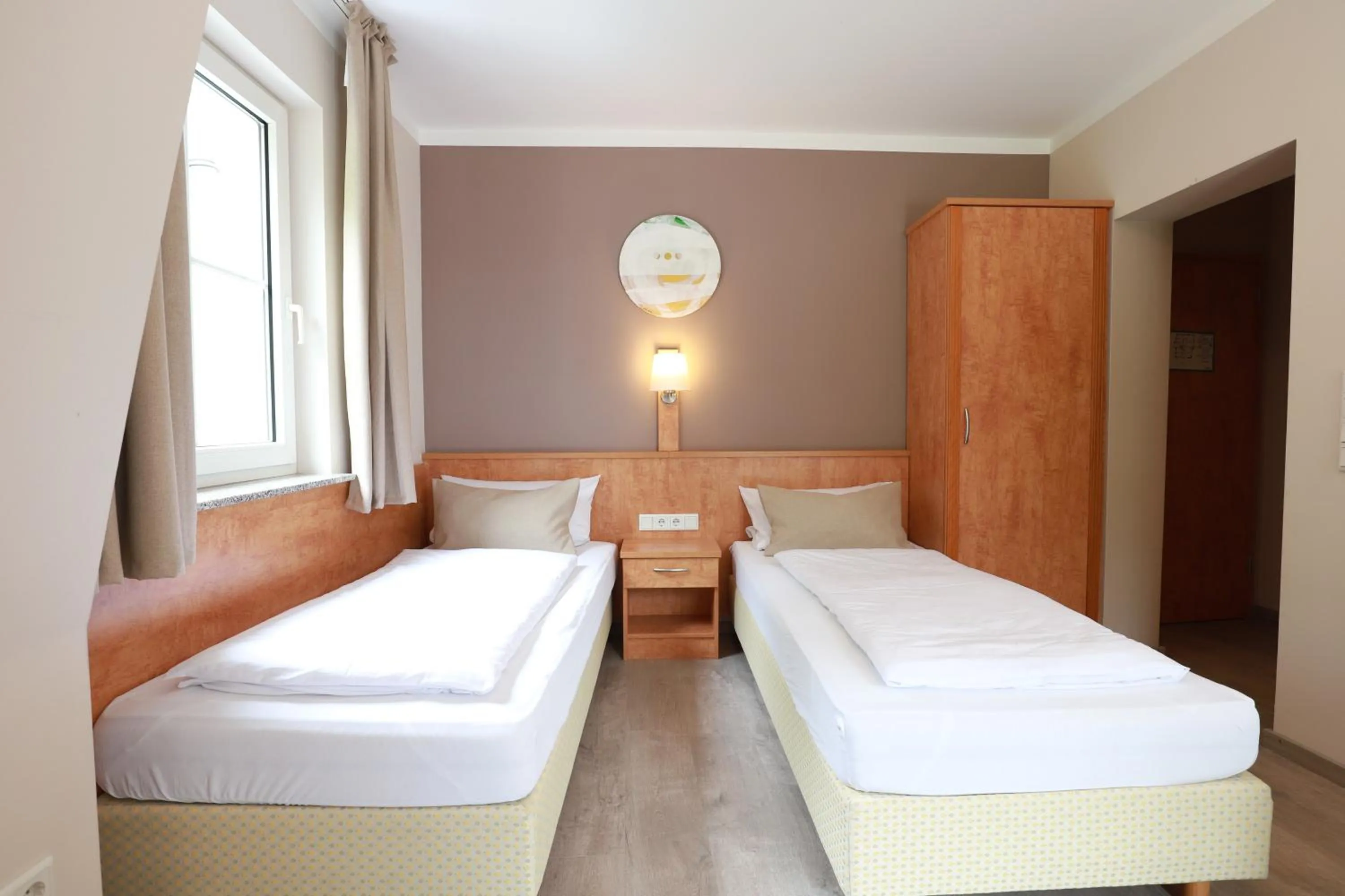 Bed in Hofgut Langenborn Wohnen auf Zeit möblierte Apartments Aschaffenburg Alzenau Frankfurt
