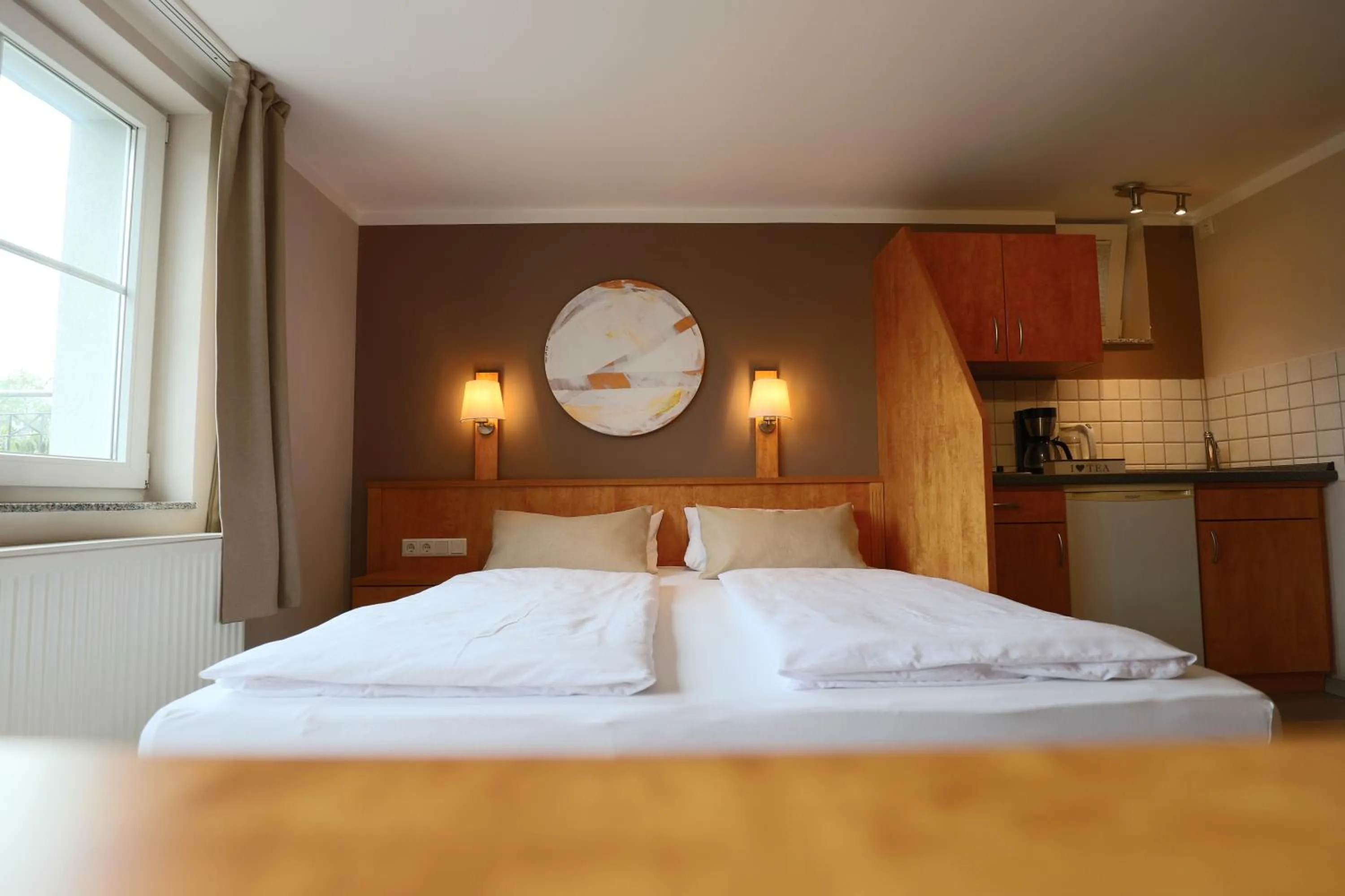 Bed in Hofgut Langenborn Wohnen auf Zeit möblierte Apartments Aschaffenburg Alzenau Frankfurt