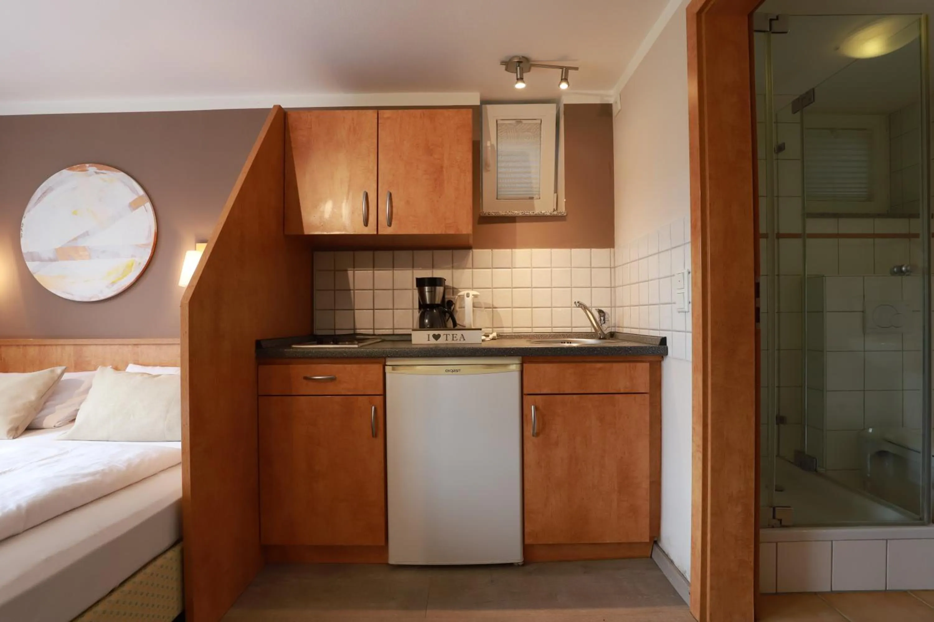 Kitchen or kitchenette, Bed in Hofgut Langenborn Wohnen auf Zeit möblierte Apartments Aschaffenburg Alzenau Frankfurt