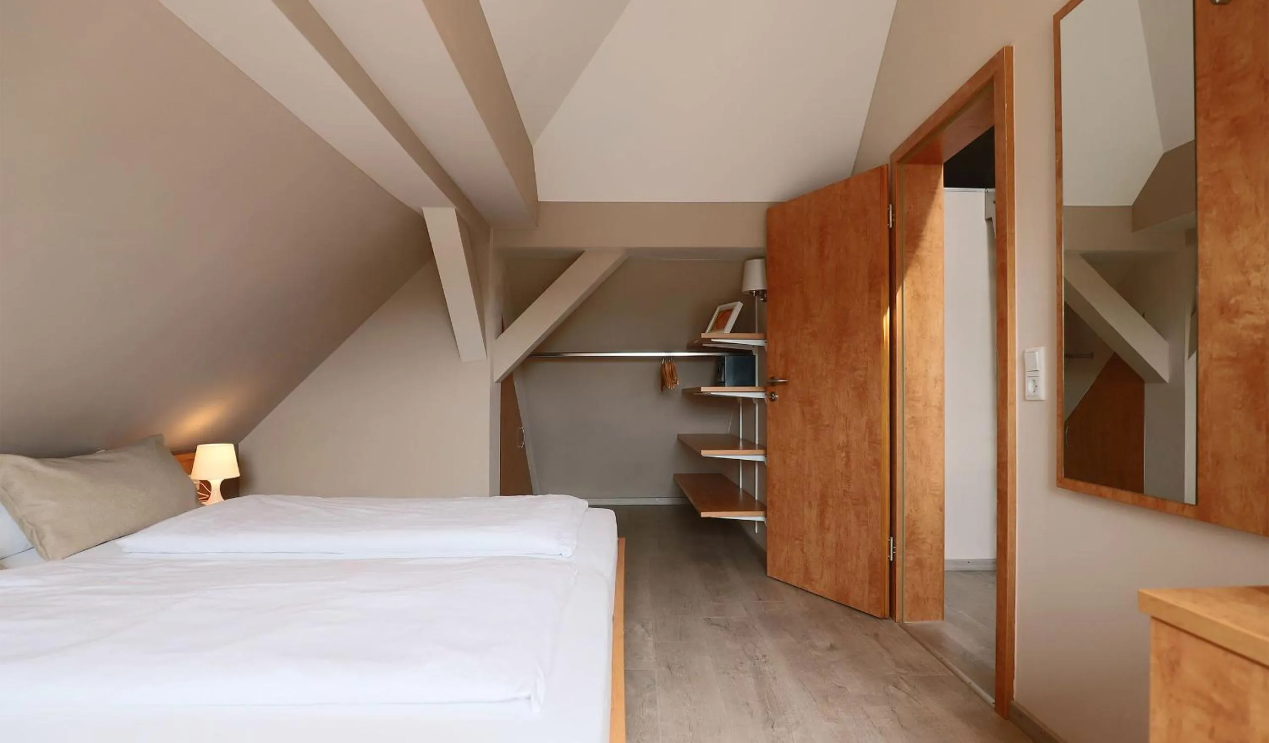 Photo of the whole room, Bed in Hofgut Langenborn Wohnen auf Zeit möblierte Apartments Aschaffenburg Alzenau Frankfurt