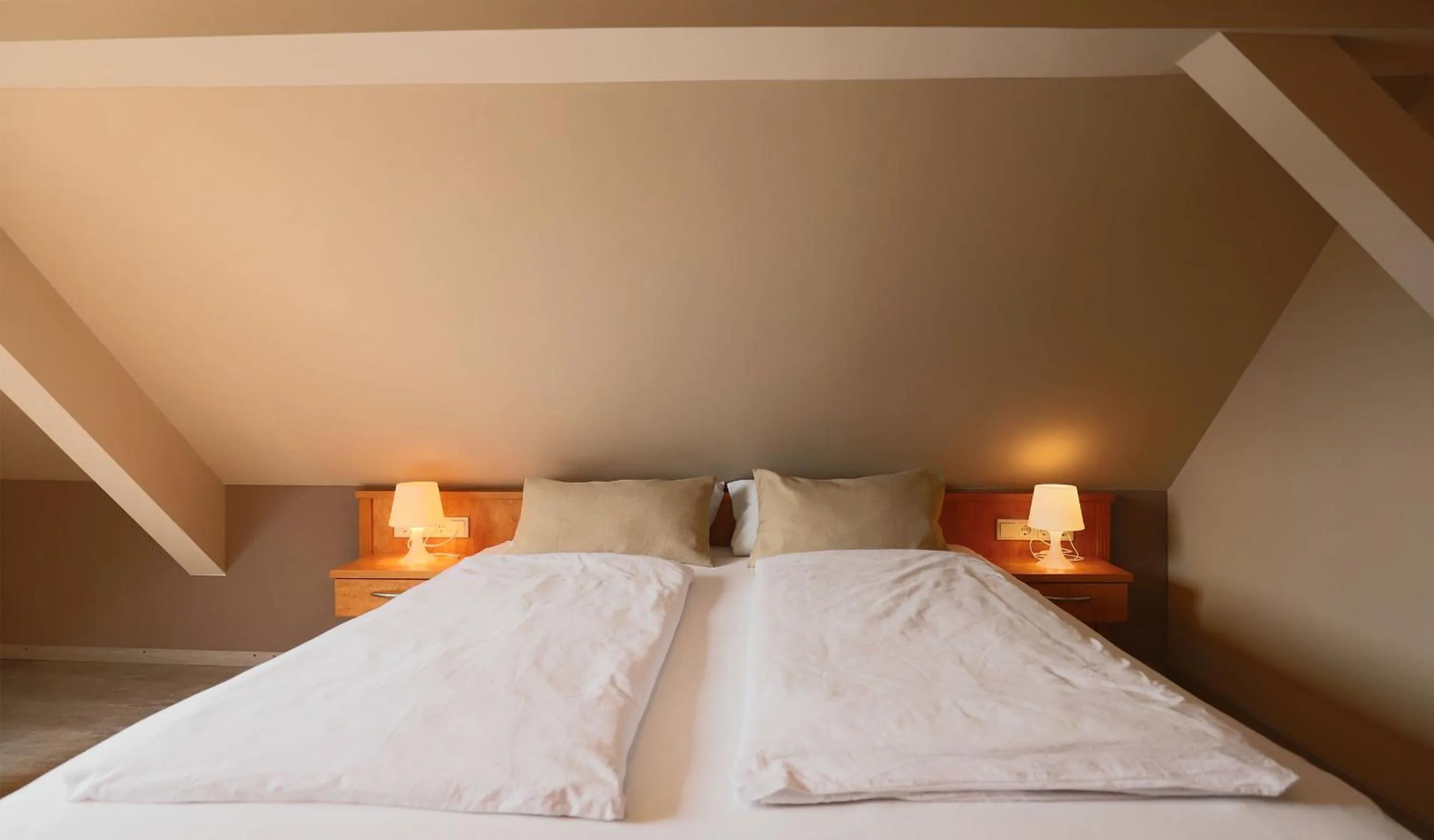 Bedroom, Bed in Hofgut Langenborn Wohnen auf Zeit möblierte Apartments Aschaffenburg Alzenau Frankfurt