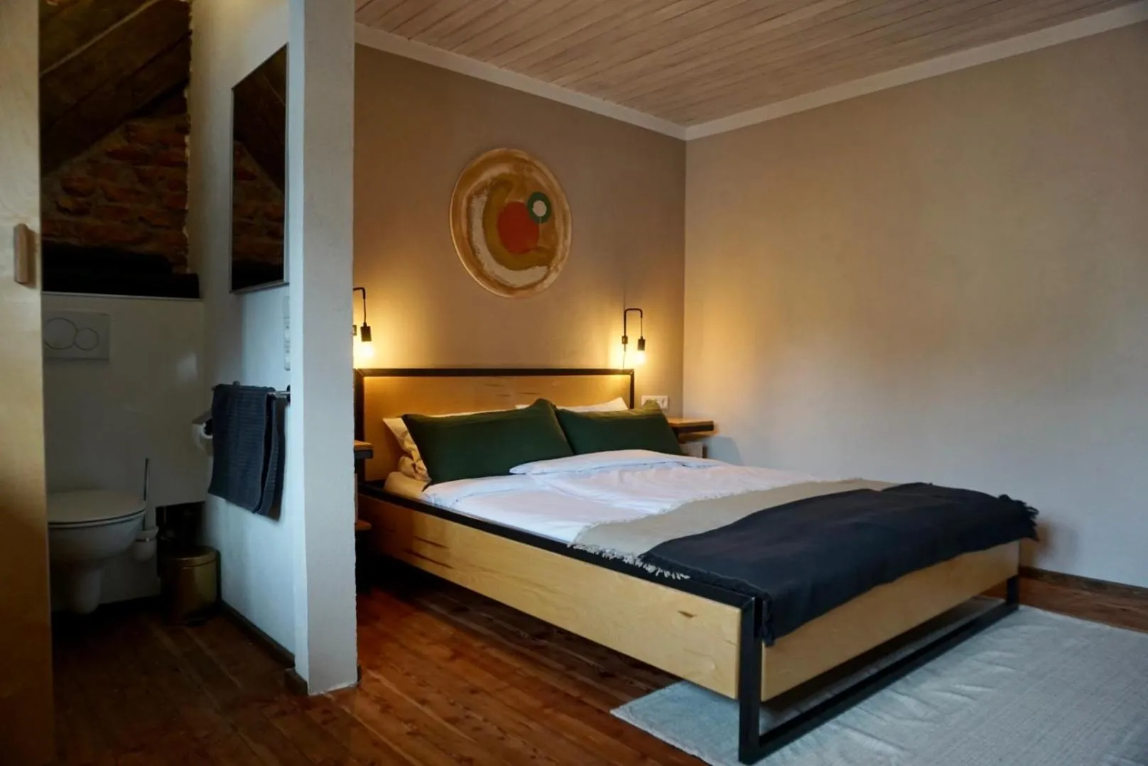 Bathroom, Bed in Hofgut Langenborn Wohnen auf Zeit möblierte Apartments Aschaffenburg Alzenau Frankfurt