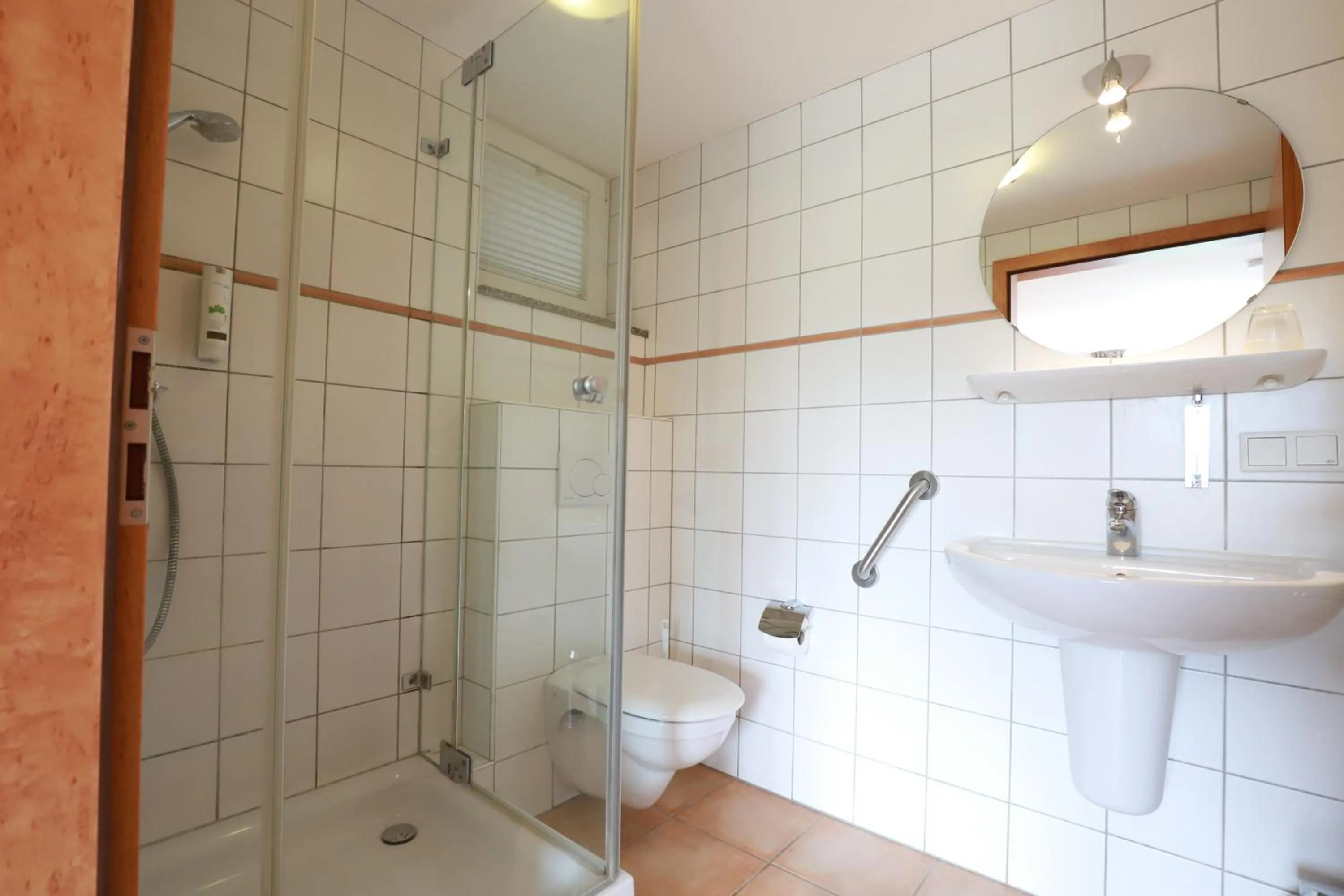 Bathroom in Hofgut Langenborn Wohnen auf Zeit möblierte Apartments Aschaffenburg Alzenau Frankfurt