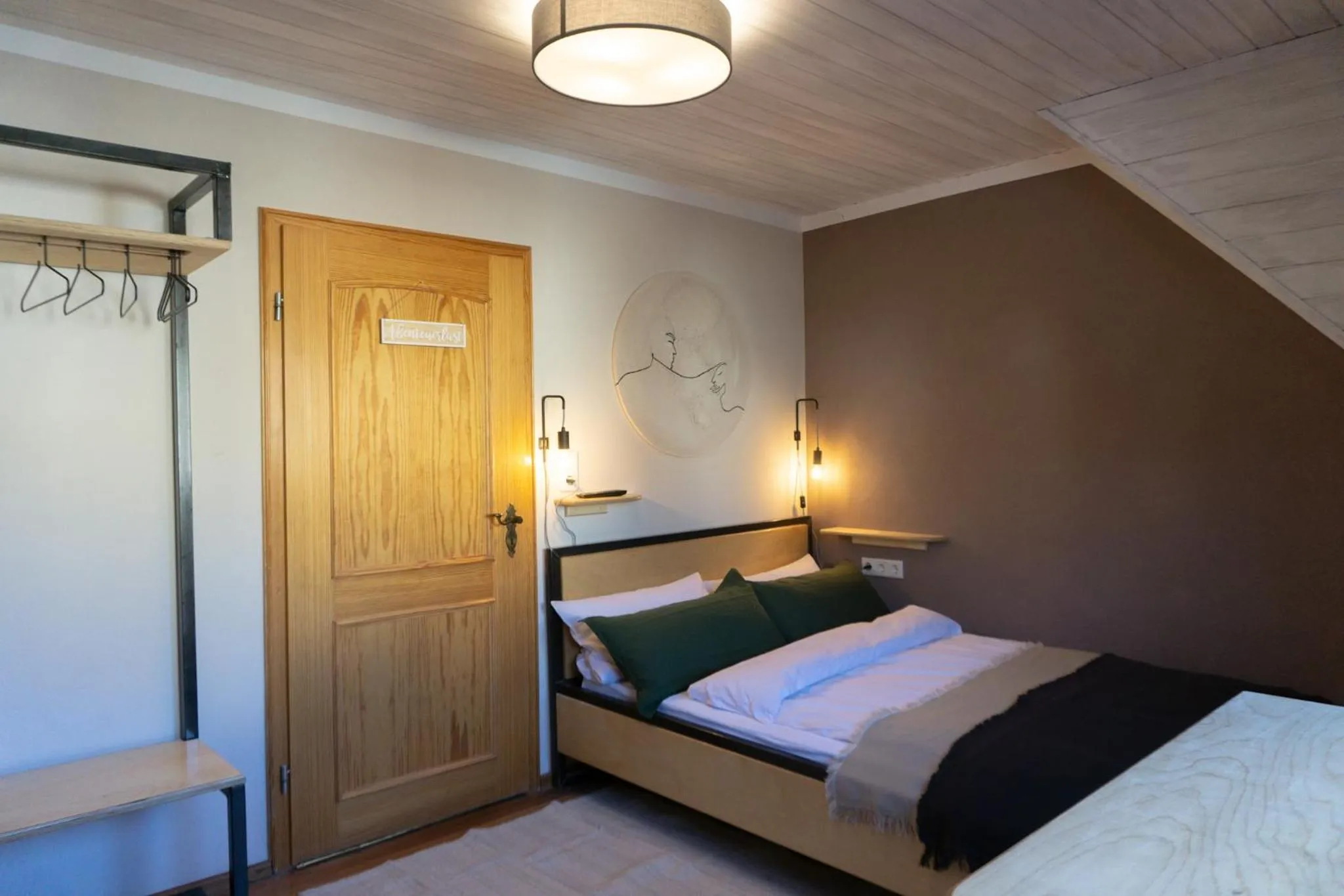 Bed in Hofgut Langenborn Wohnen auf Zeit möblierte Apartments Aschaffenburg Alzenau Frankfurt