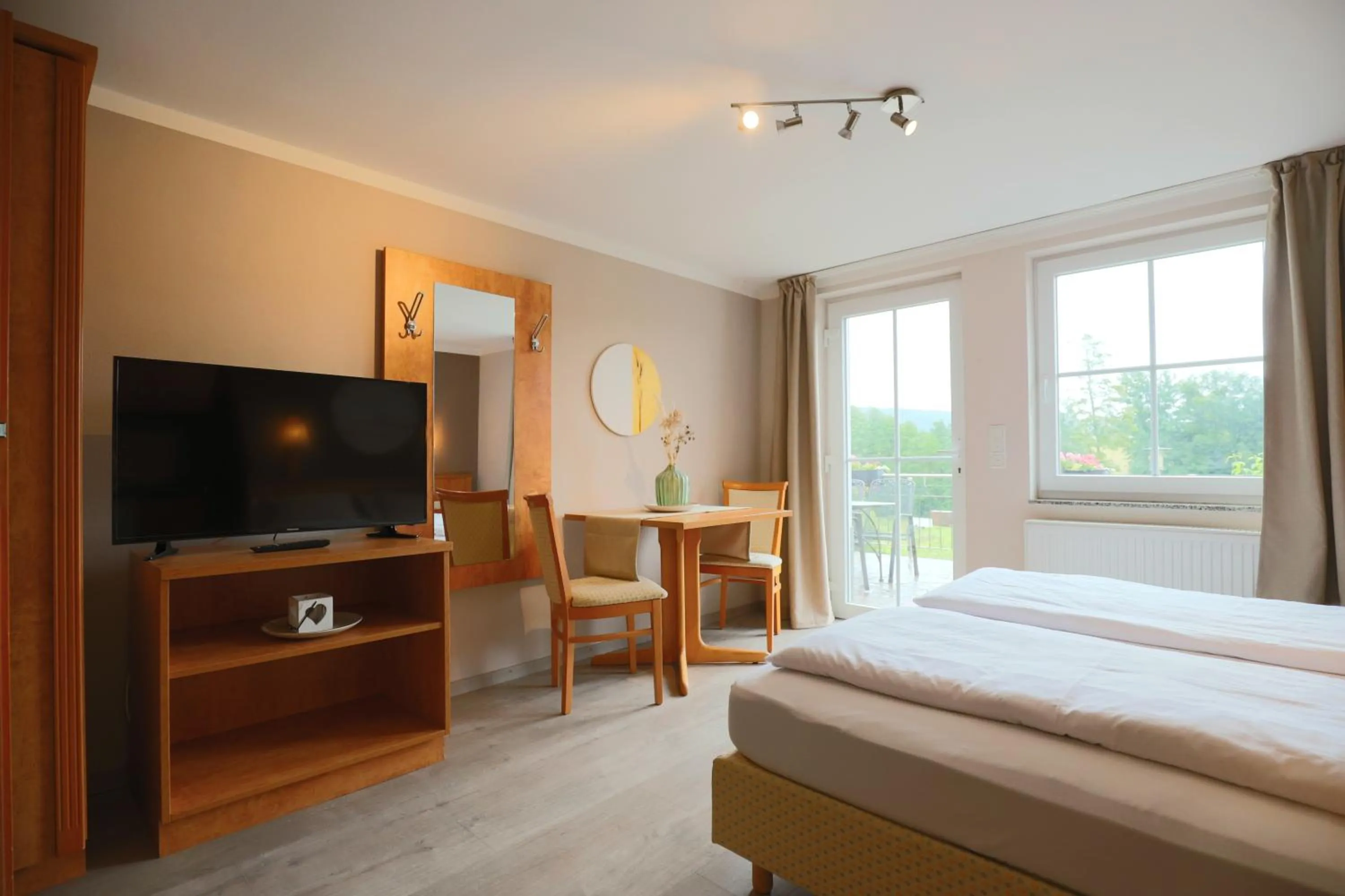 TV and multimedia, Bed in Hofgut Langenborn Wohnen auf Zeit möblierte Apartments Aschaffenburg Alzenau Frankfurt