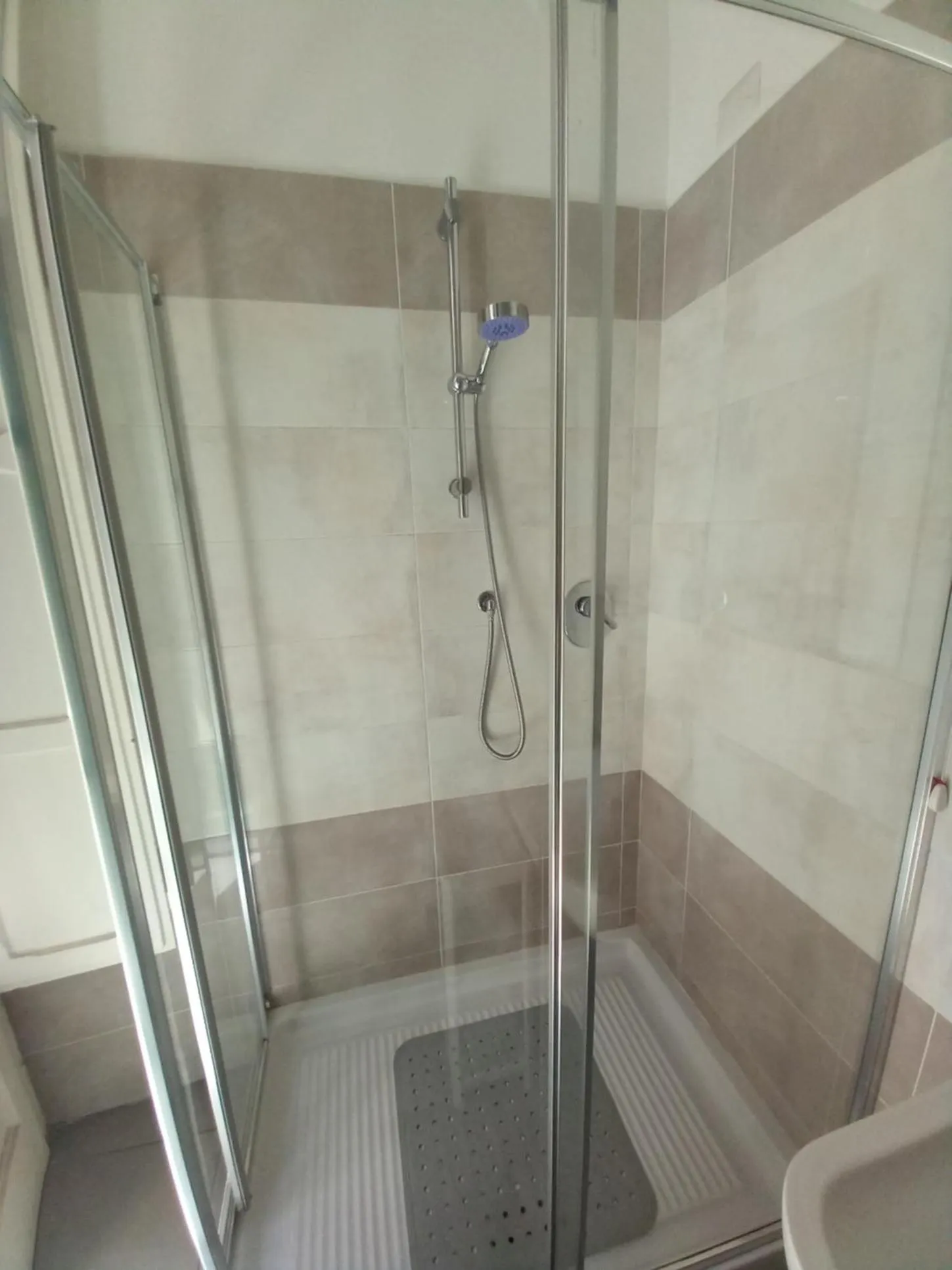 Shower in Grigio Pesca