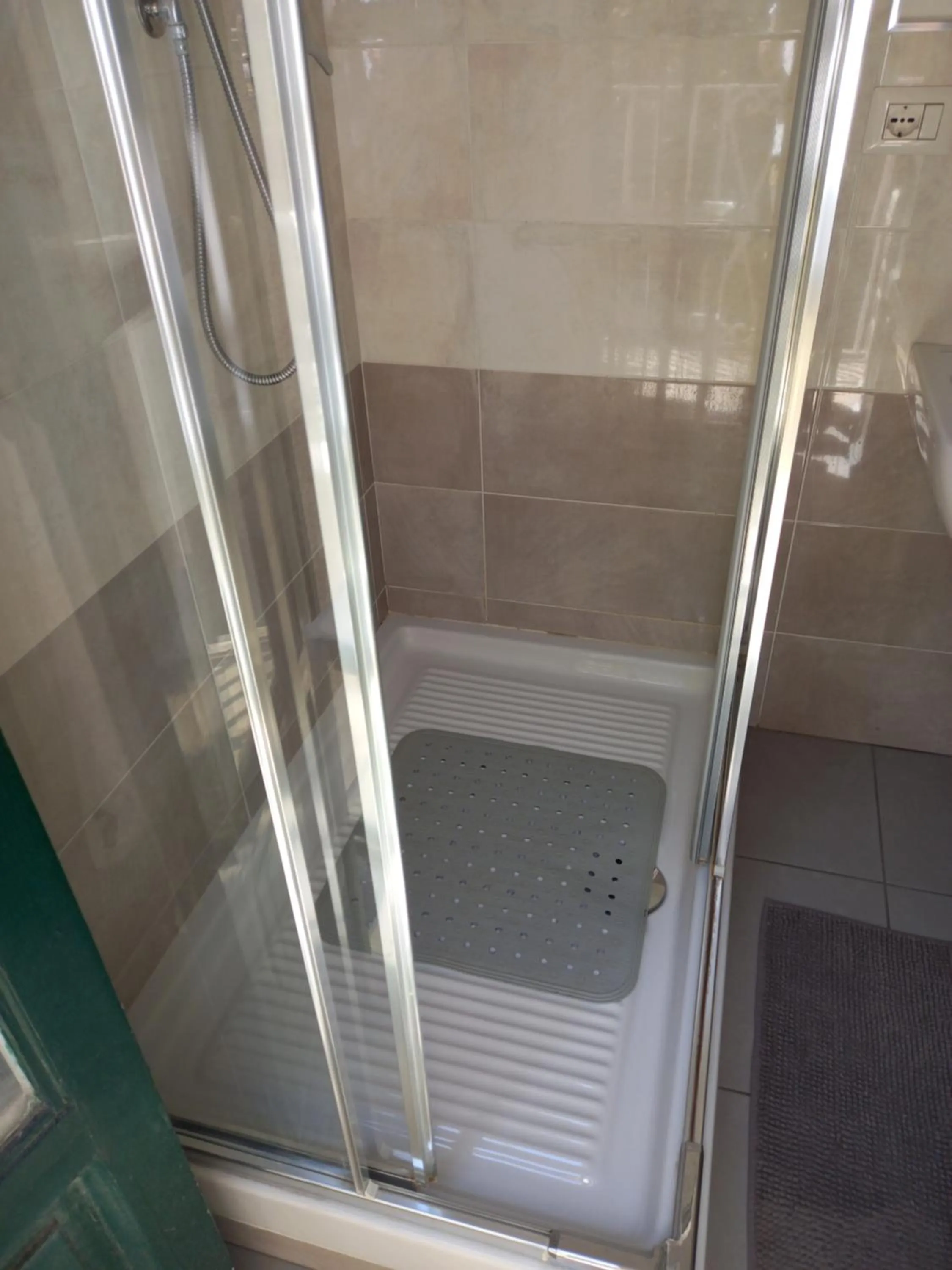 Shower in Grigio Pesca