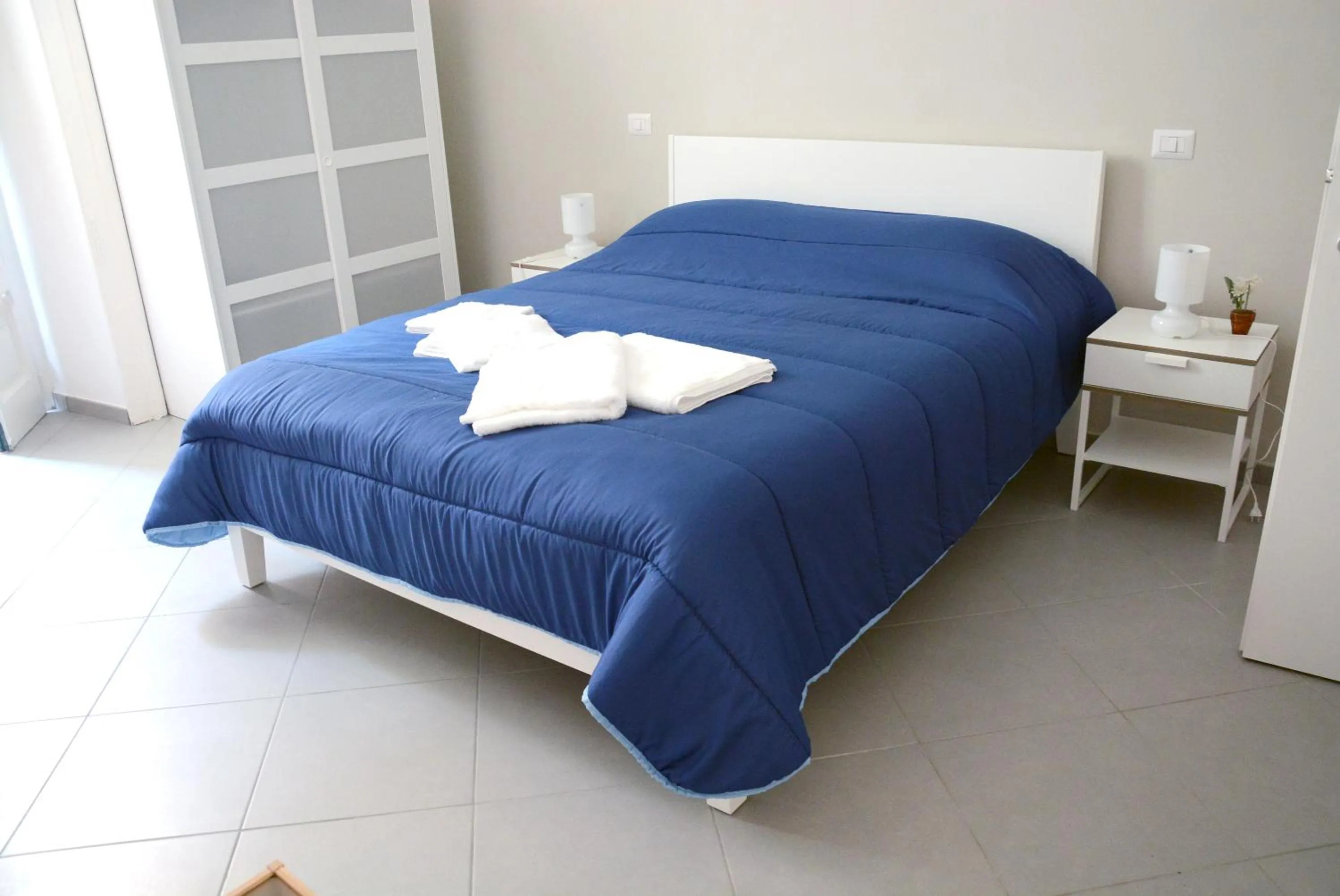 Bed in Grigio Pesca