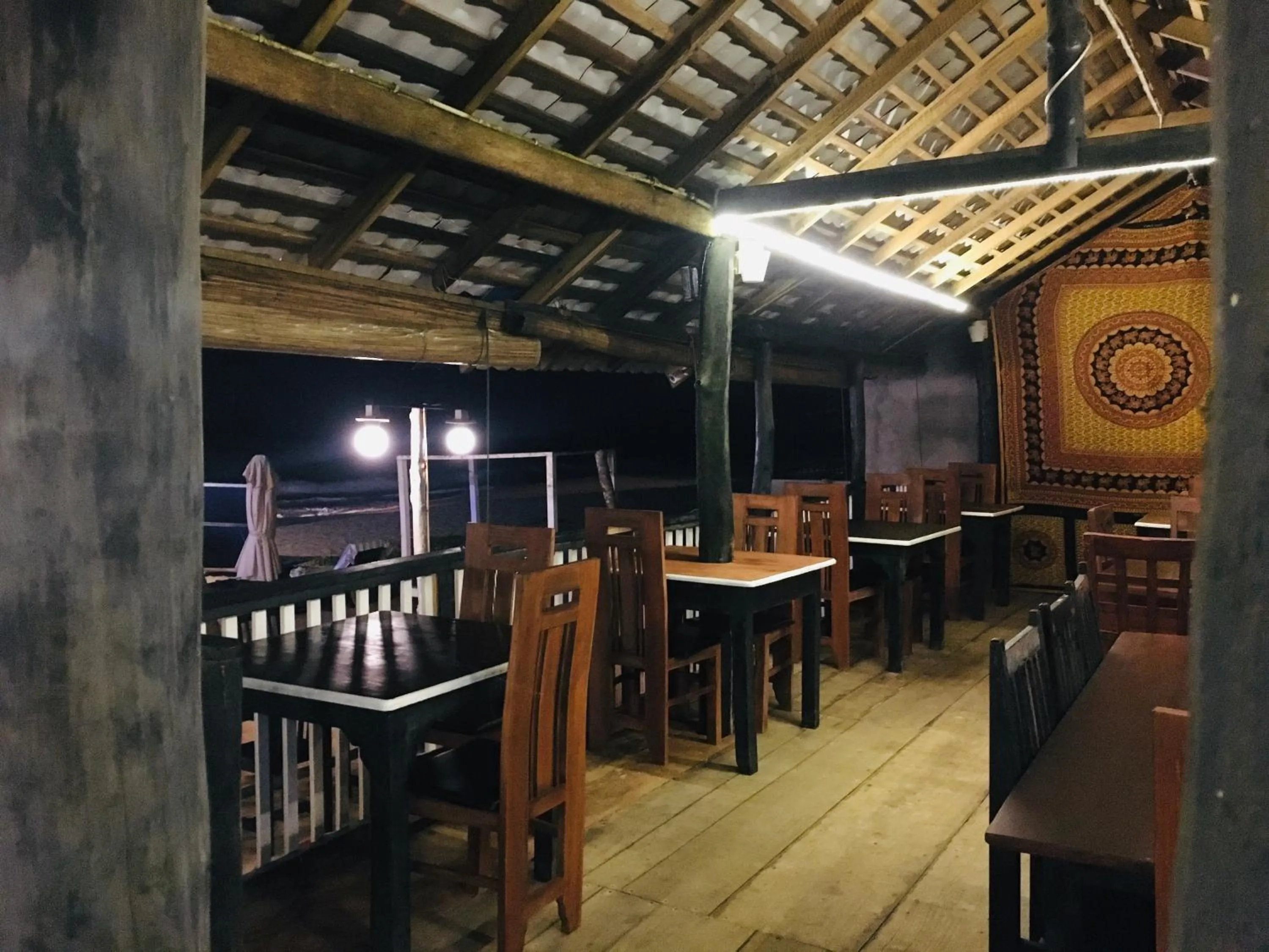 Restaurant/places to eat in Janus Paradise Rest