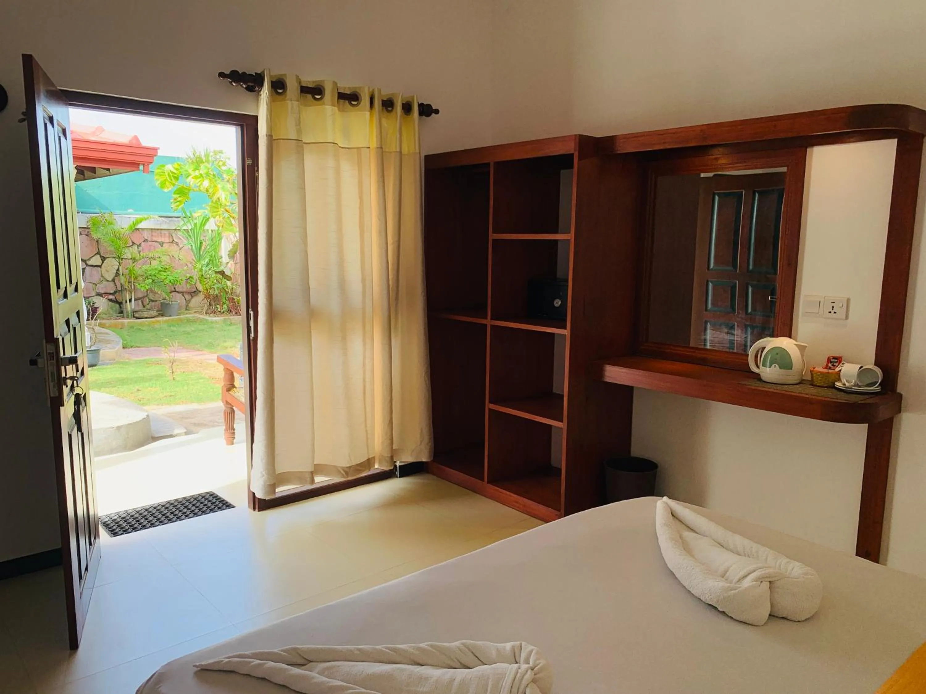 Garden view, Bed in Janus Paradise Rest