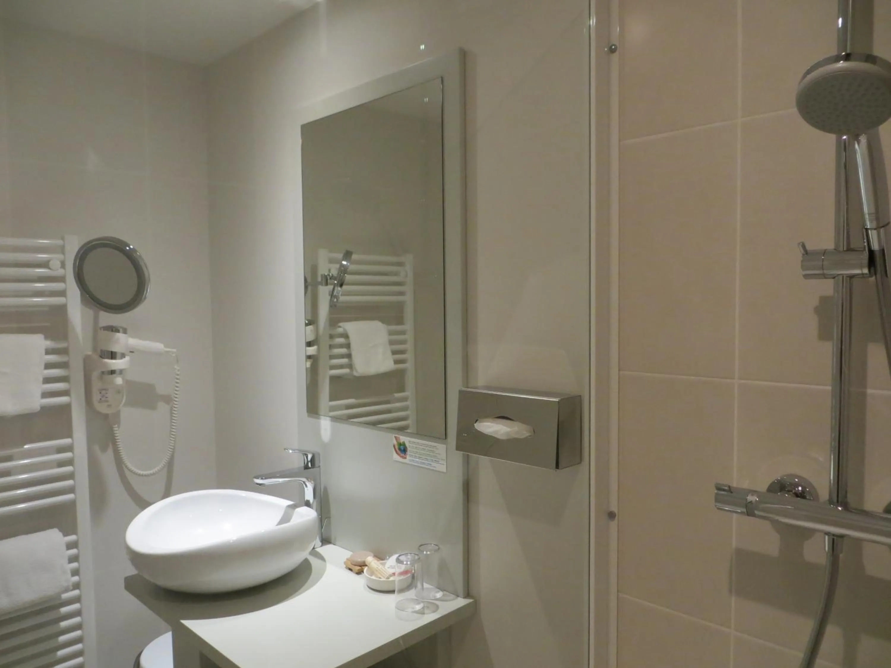 Shower in Auberge Bressane de Buellas