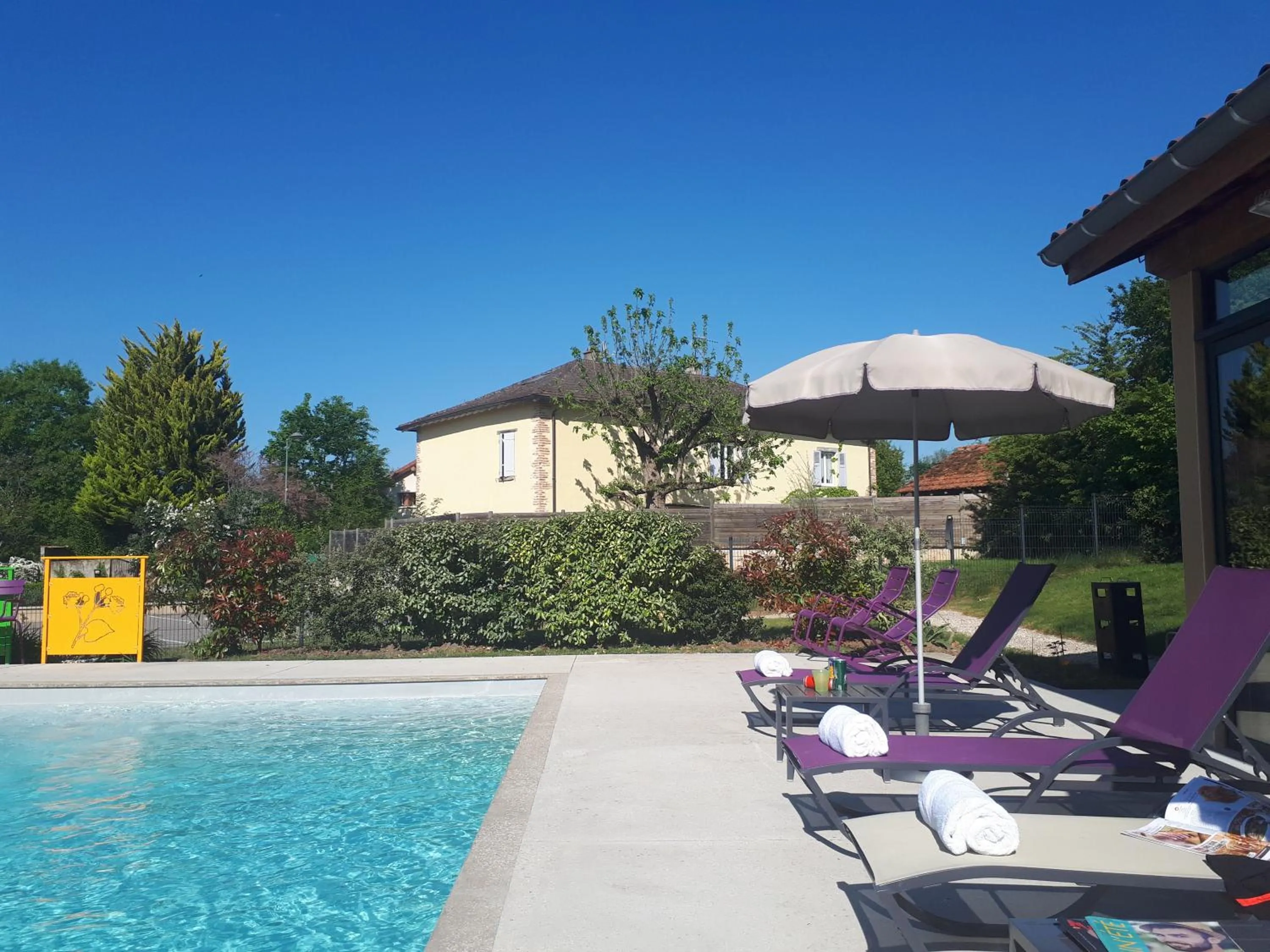 Swimming pool in Auberge Bressane de Buellas