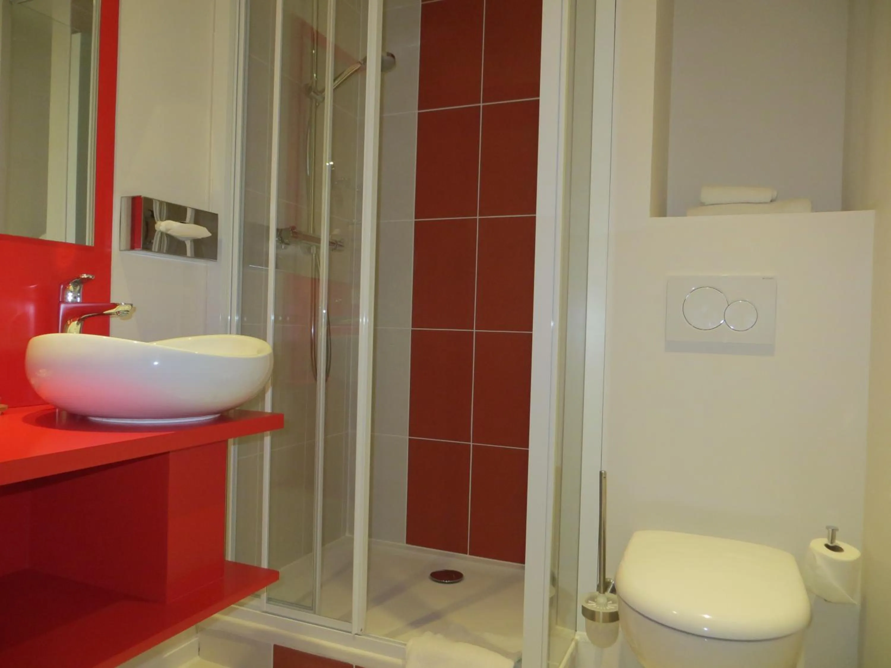 Shower in Auberge Bressane de Buellas