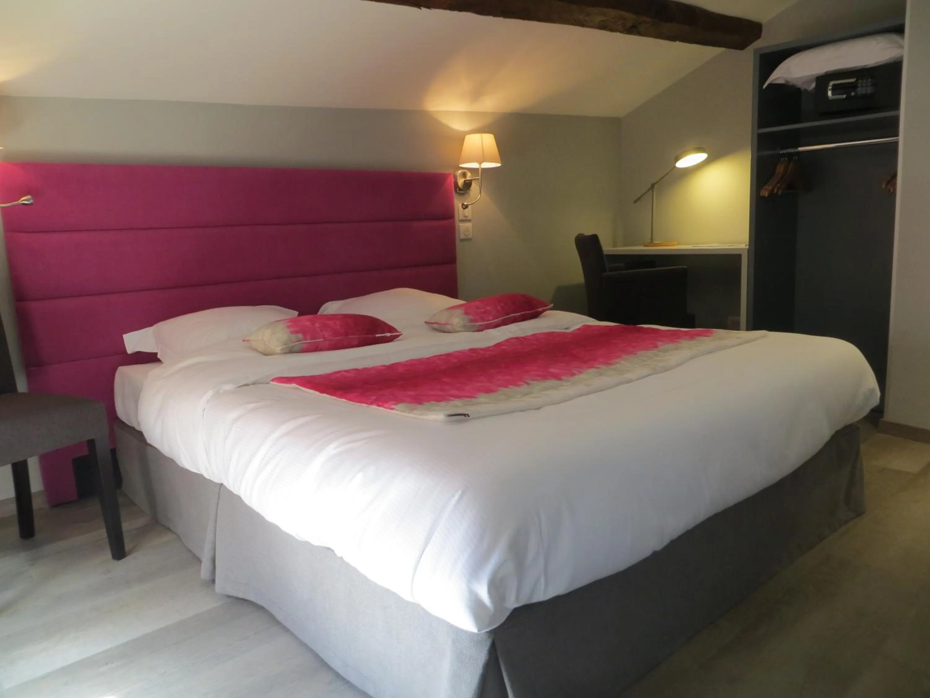 Bedroom, Bed in Auberge Bressane de Buellas