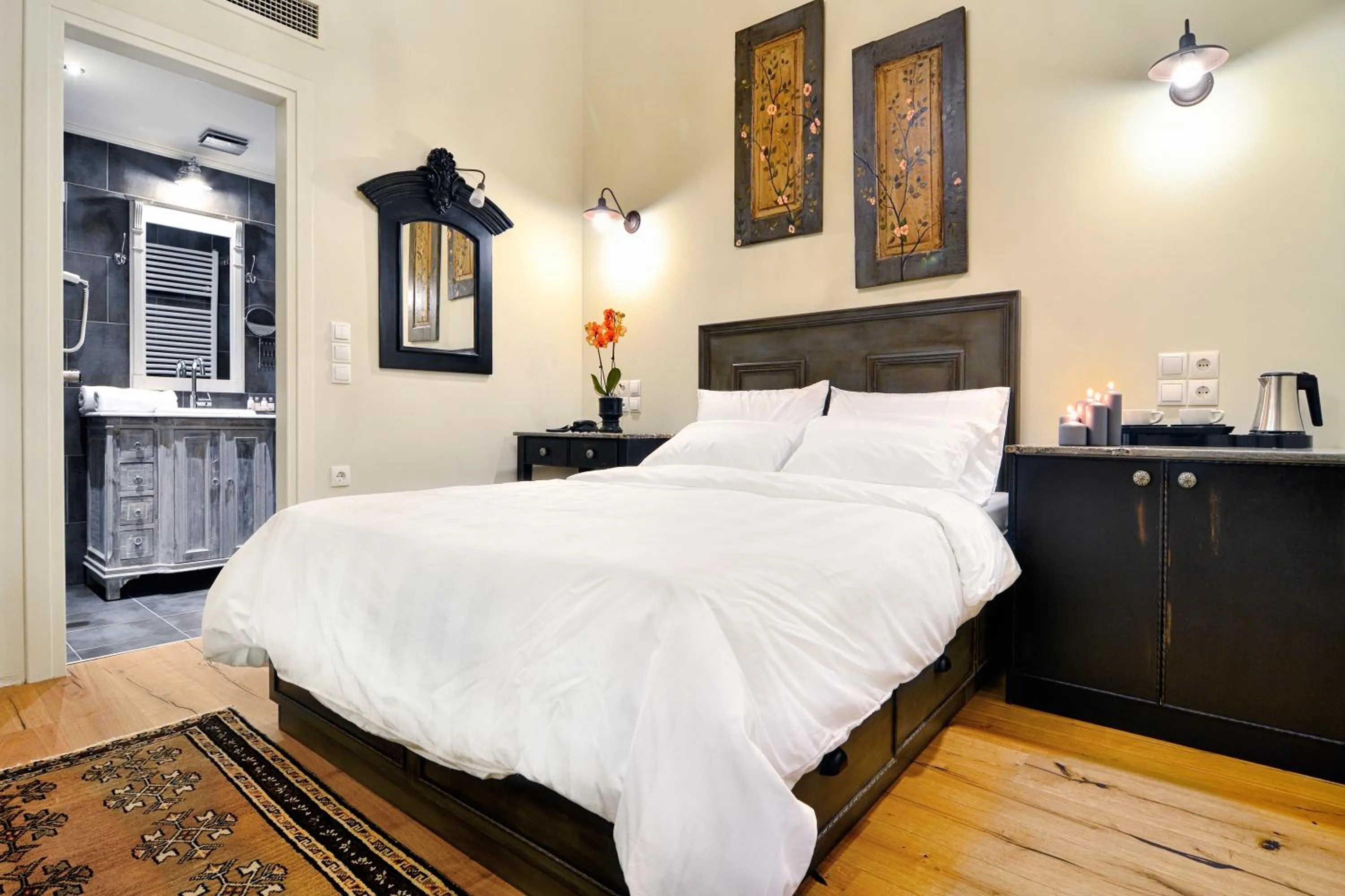 Bedroom, Bed in Hotel Antique