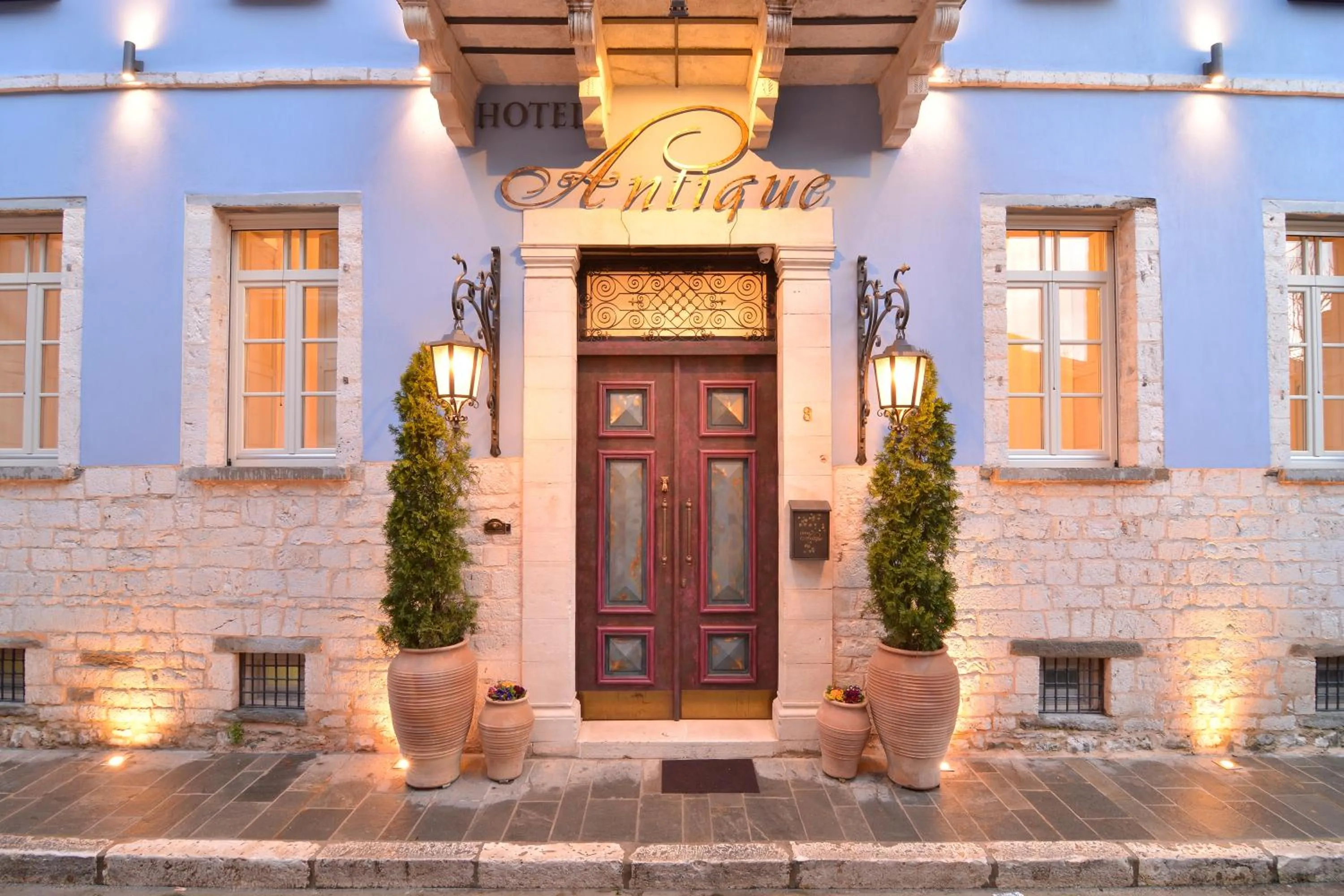 Facade/entrance in Hotel Antique