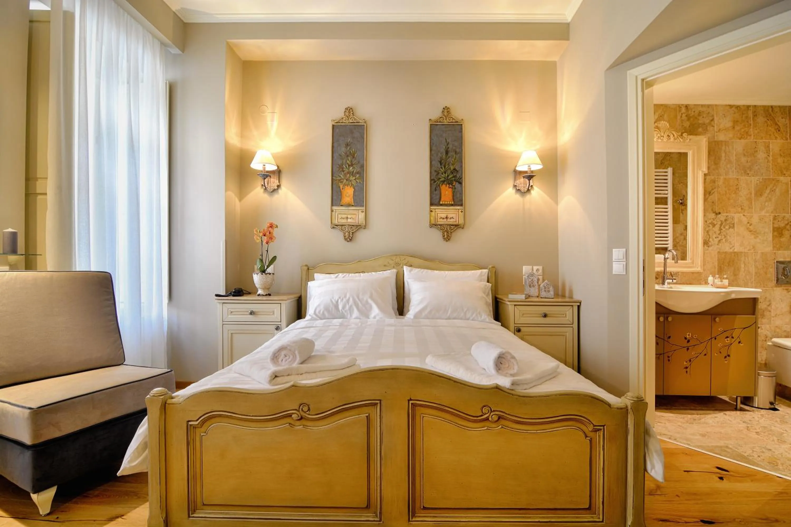 Bedroom, Bed in Hotel Antique