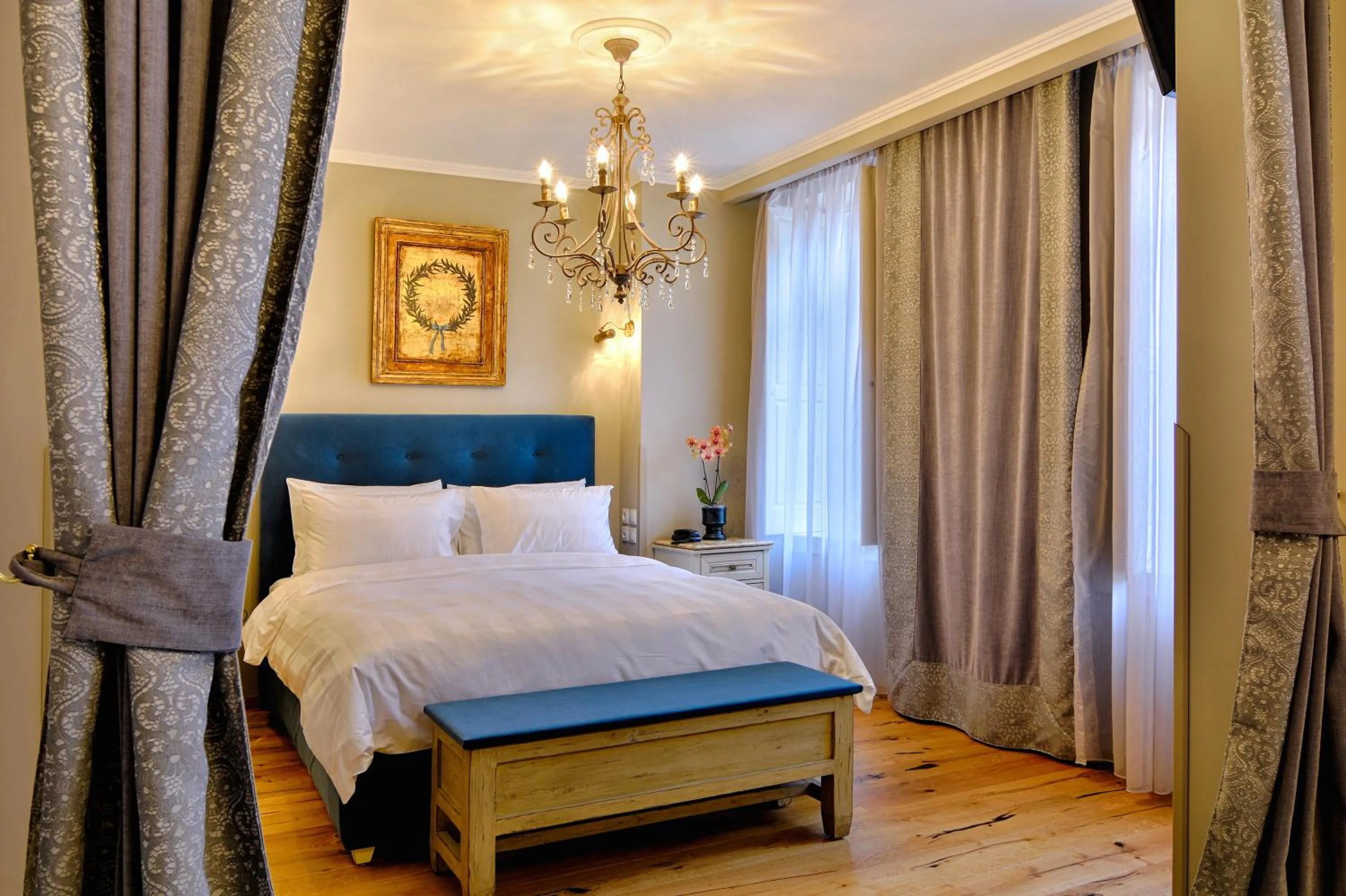 Seating area, Bed in Hotel Antique