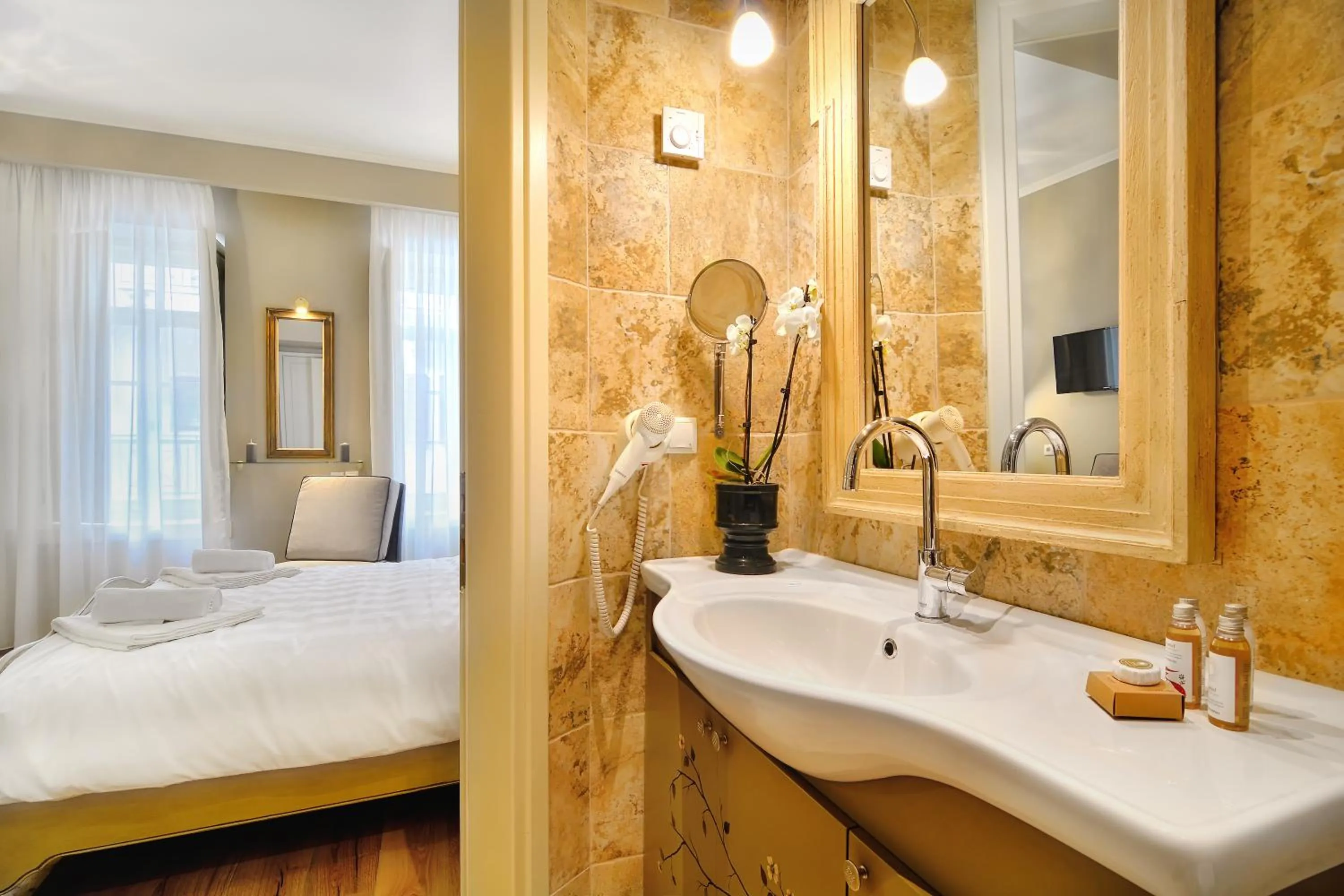 Bathroom, Bed in Hotel Antique