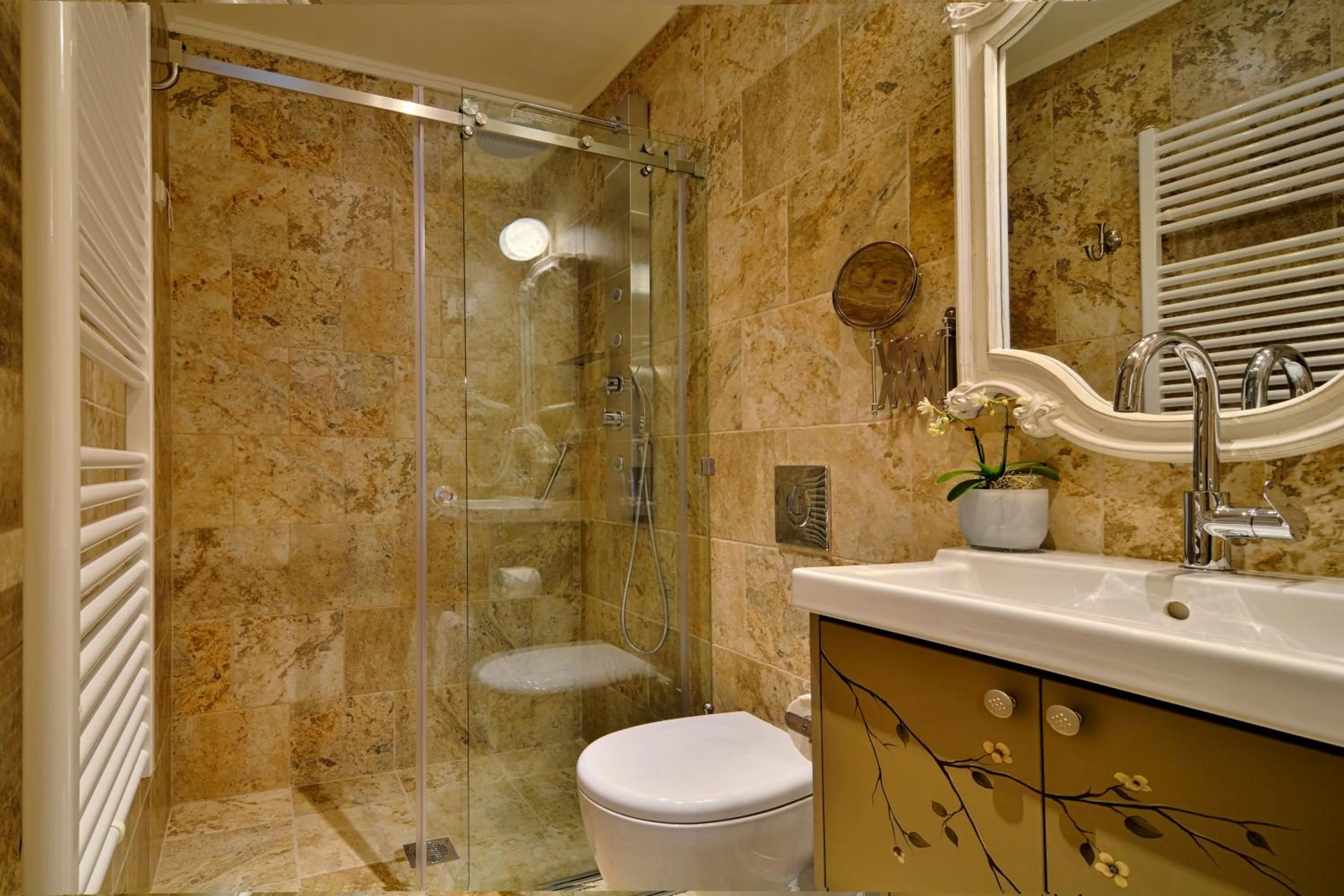 Shower in Hotel Antique