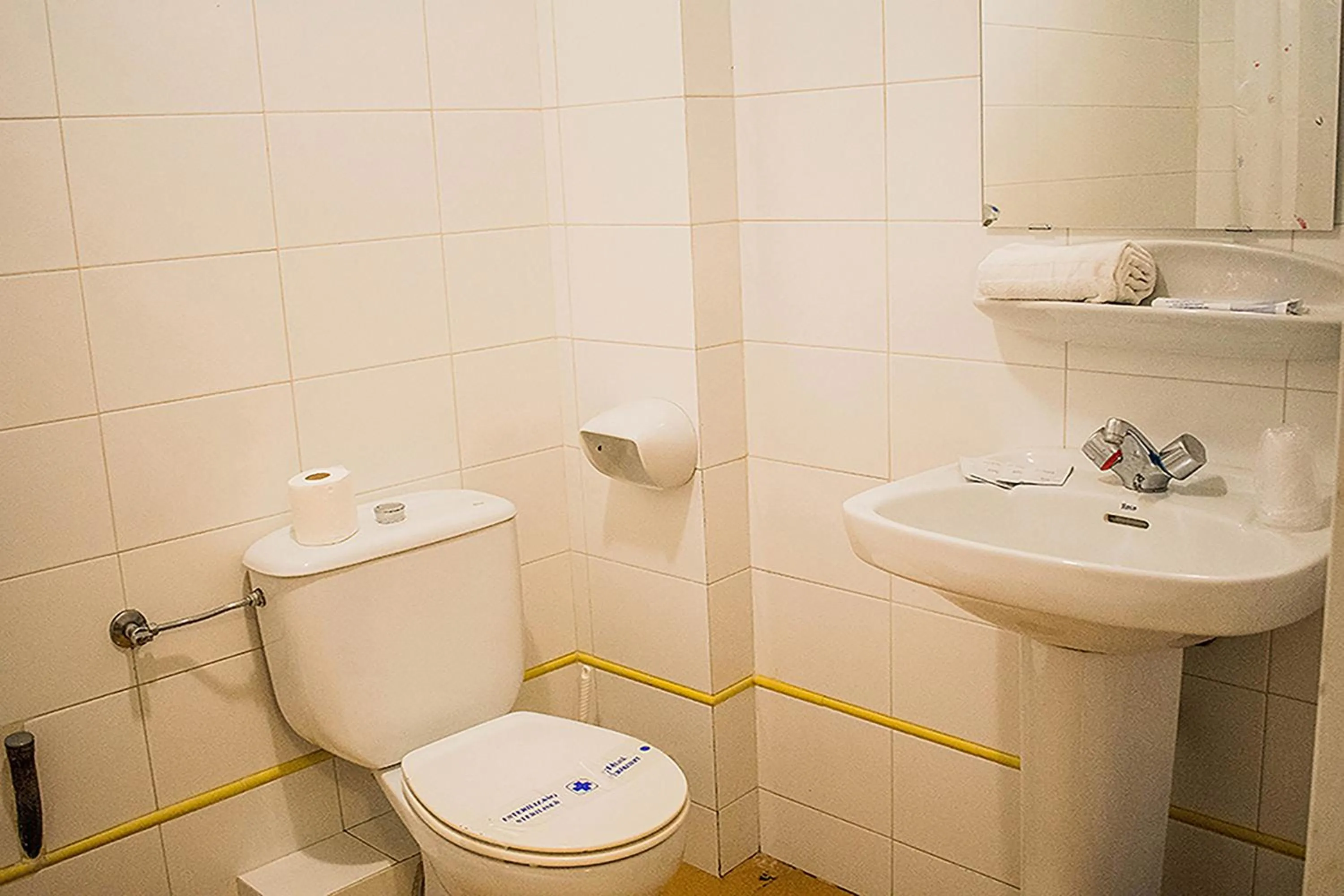 Bathroom in Estudis Turístics Cims Pas 3000