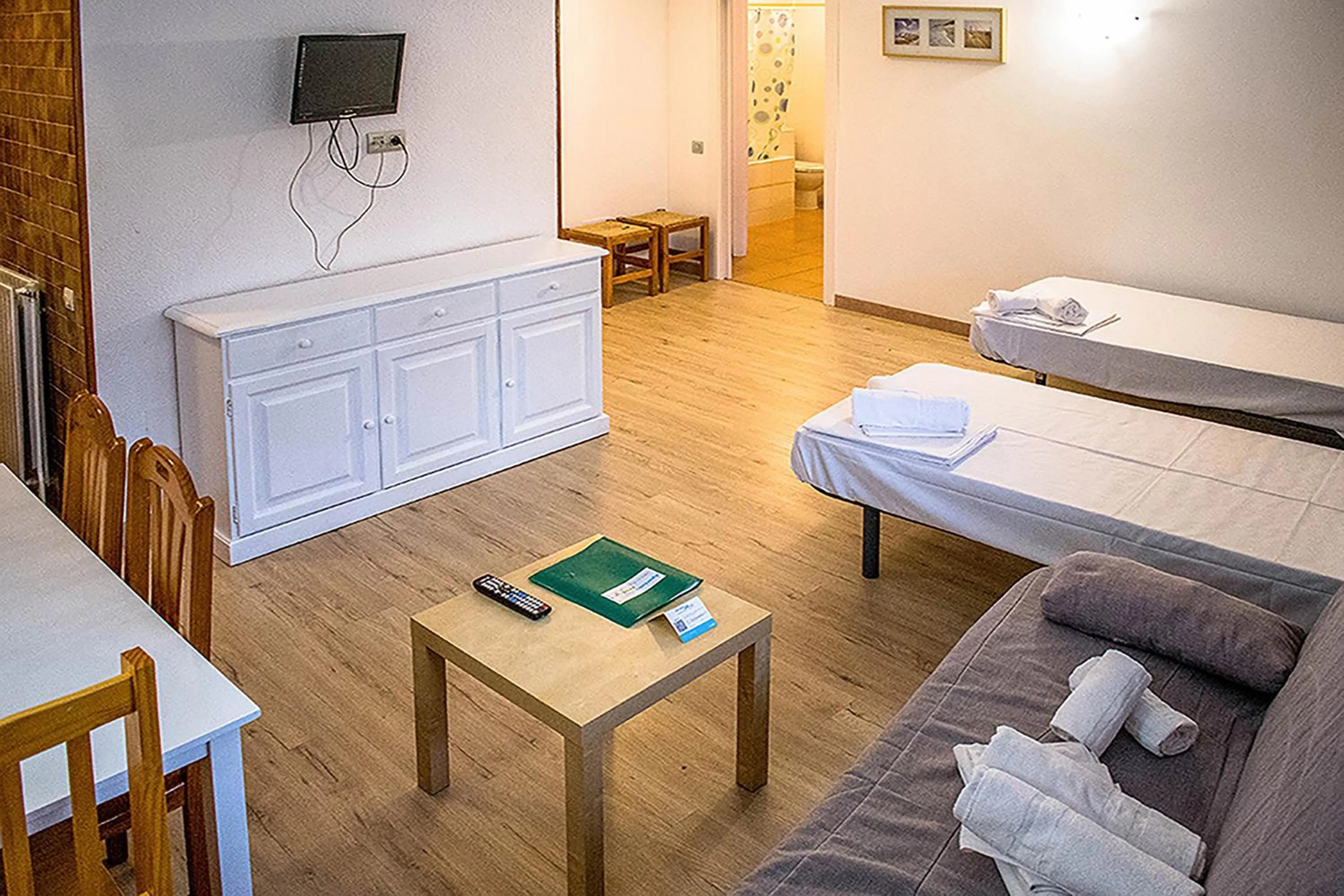 TV and multimedia, Bed in Estudis Turístics Cims Pas 3000