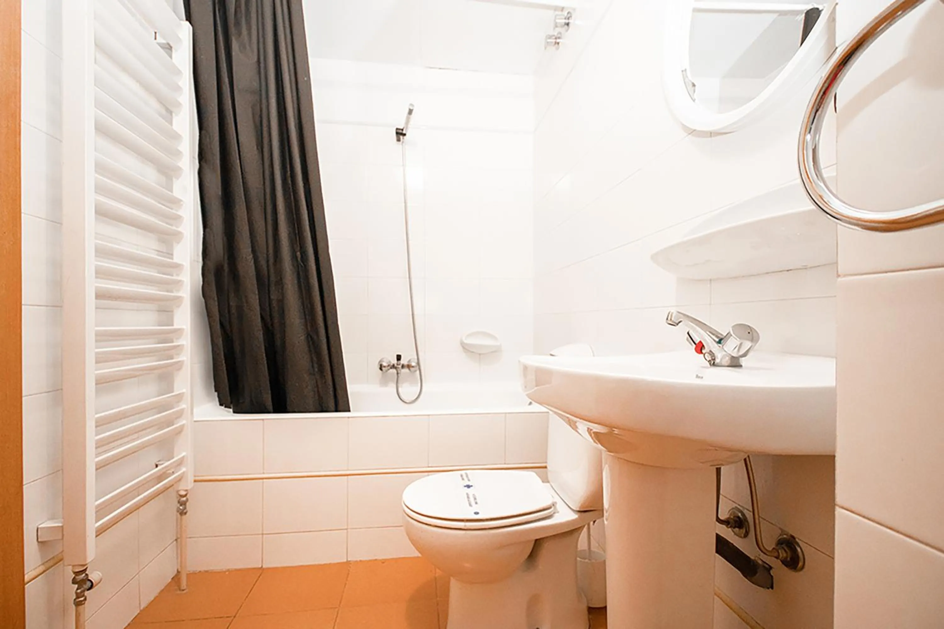 Bathroom in Estudis Turístics Cims Pas 3000